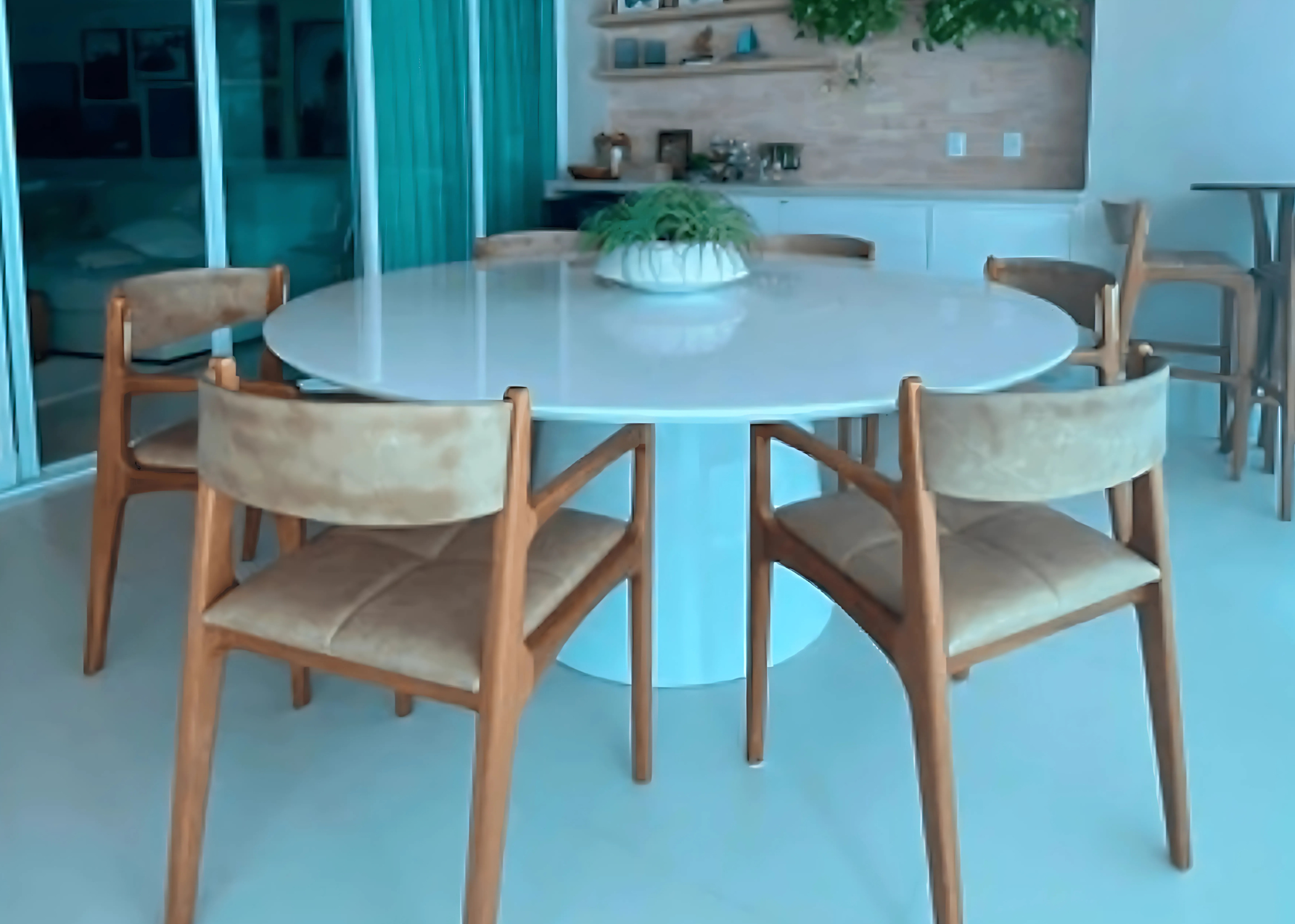 Mesa de Jantar Cone Giratória em ambiente contemporâneo.