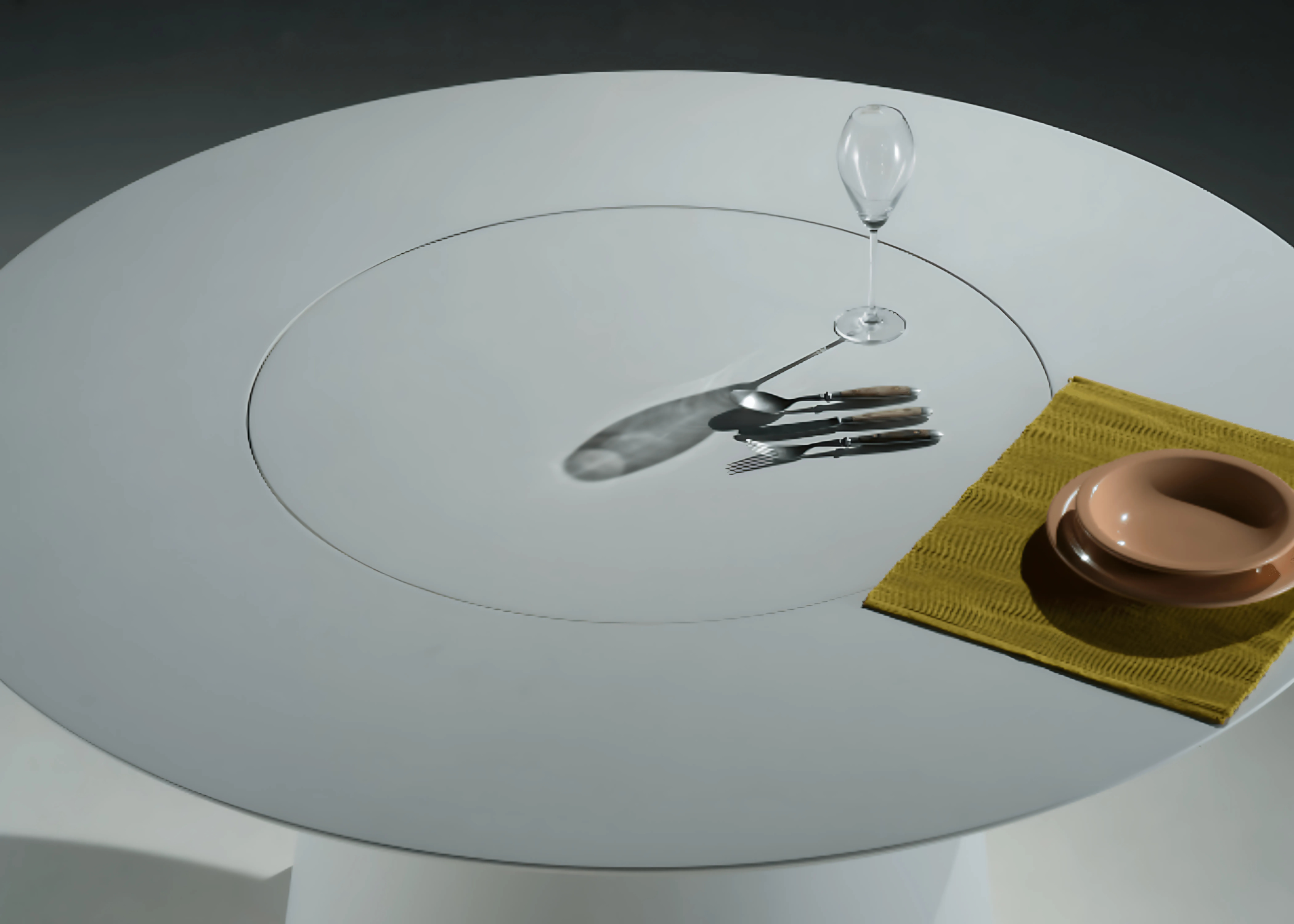 Sistema giratório da mesa oferece versatilidade.