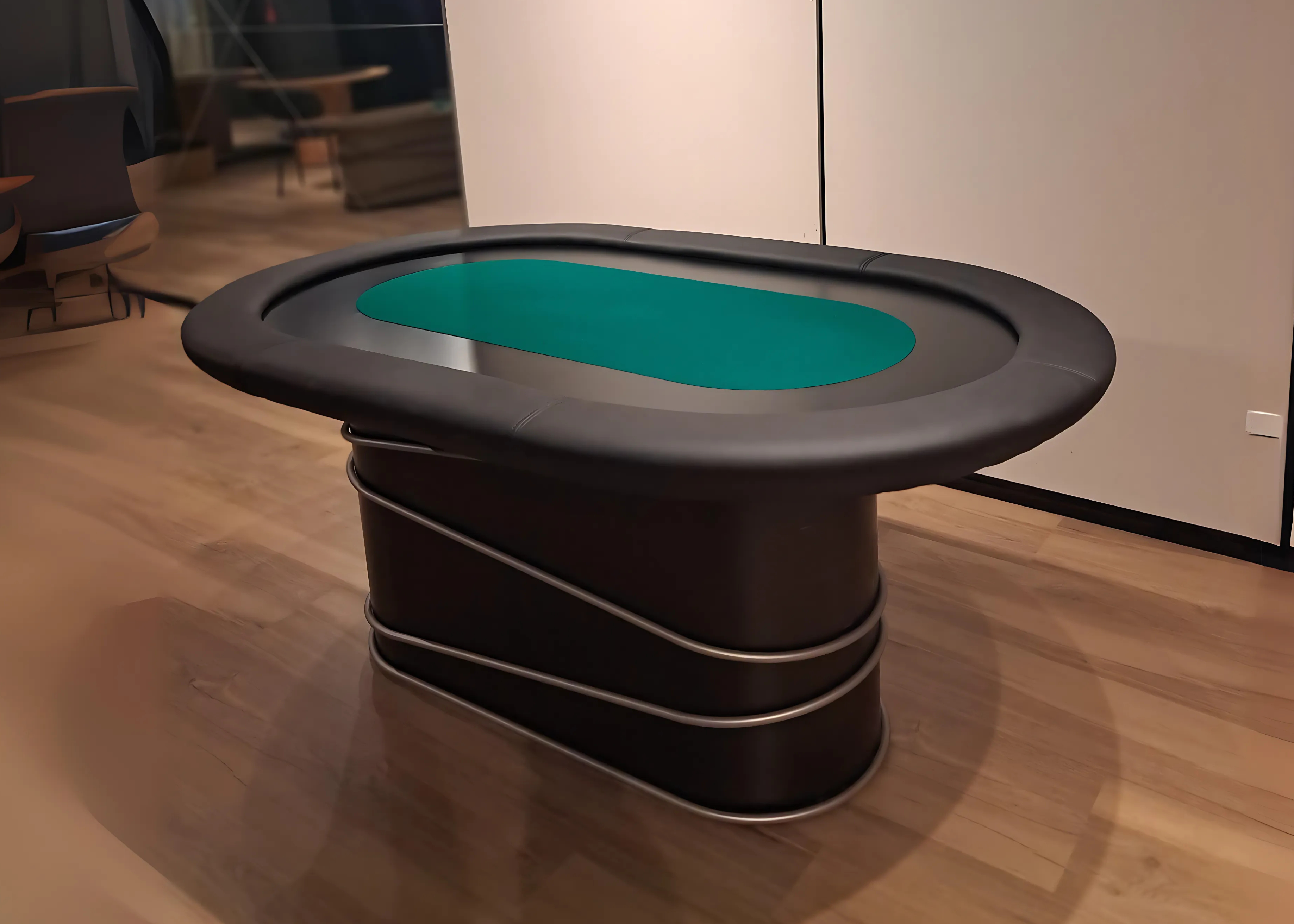 A mesa Elite combina materiais de alta qualidade com um design refinado, proporcionando uma experiência de poker de nível superior.