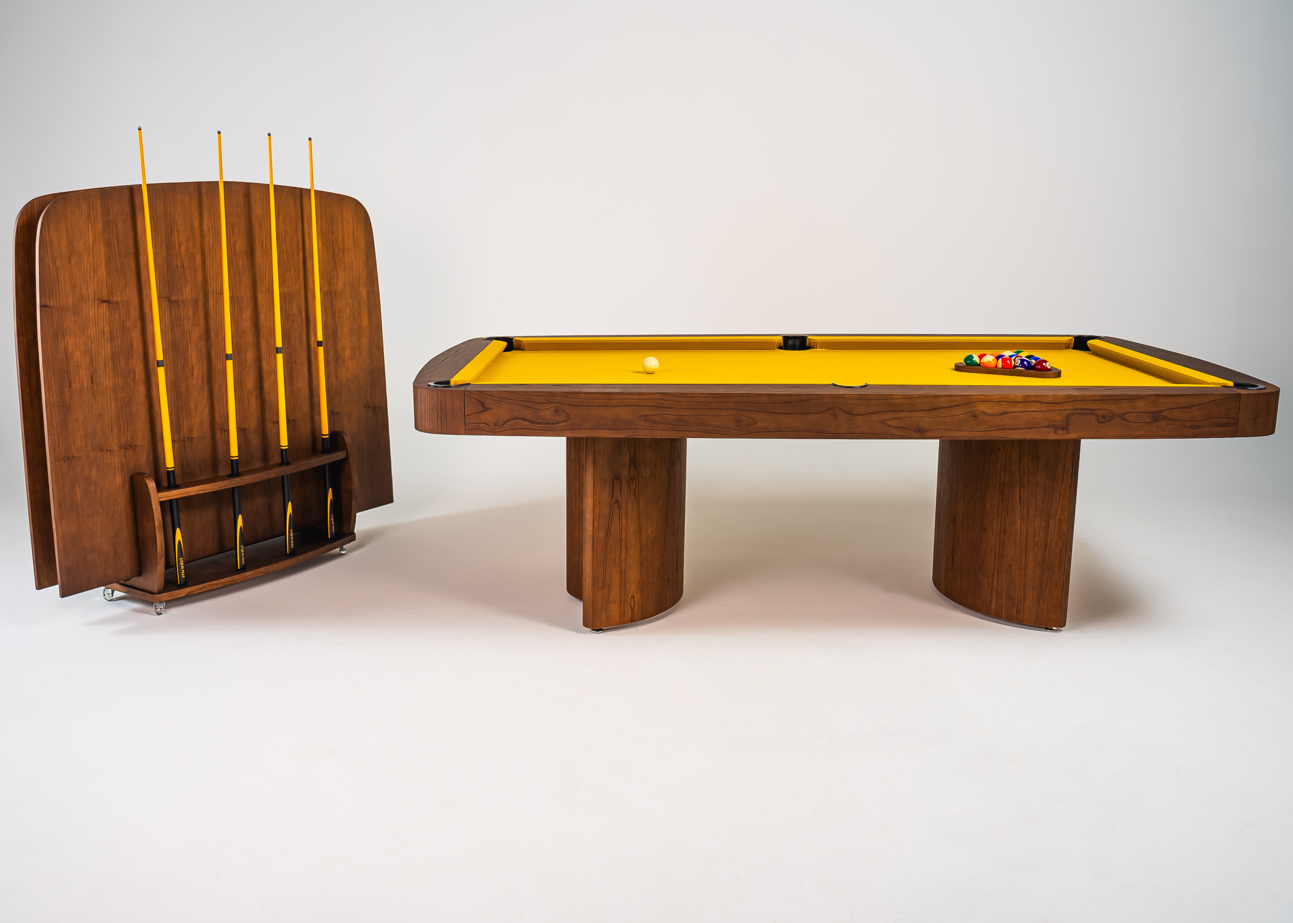 A mesa Master proporciona o equilíbrio perfeito entre entretenimento e requinte, sendo o complemento ideal para ambientes sofisticados.