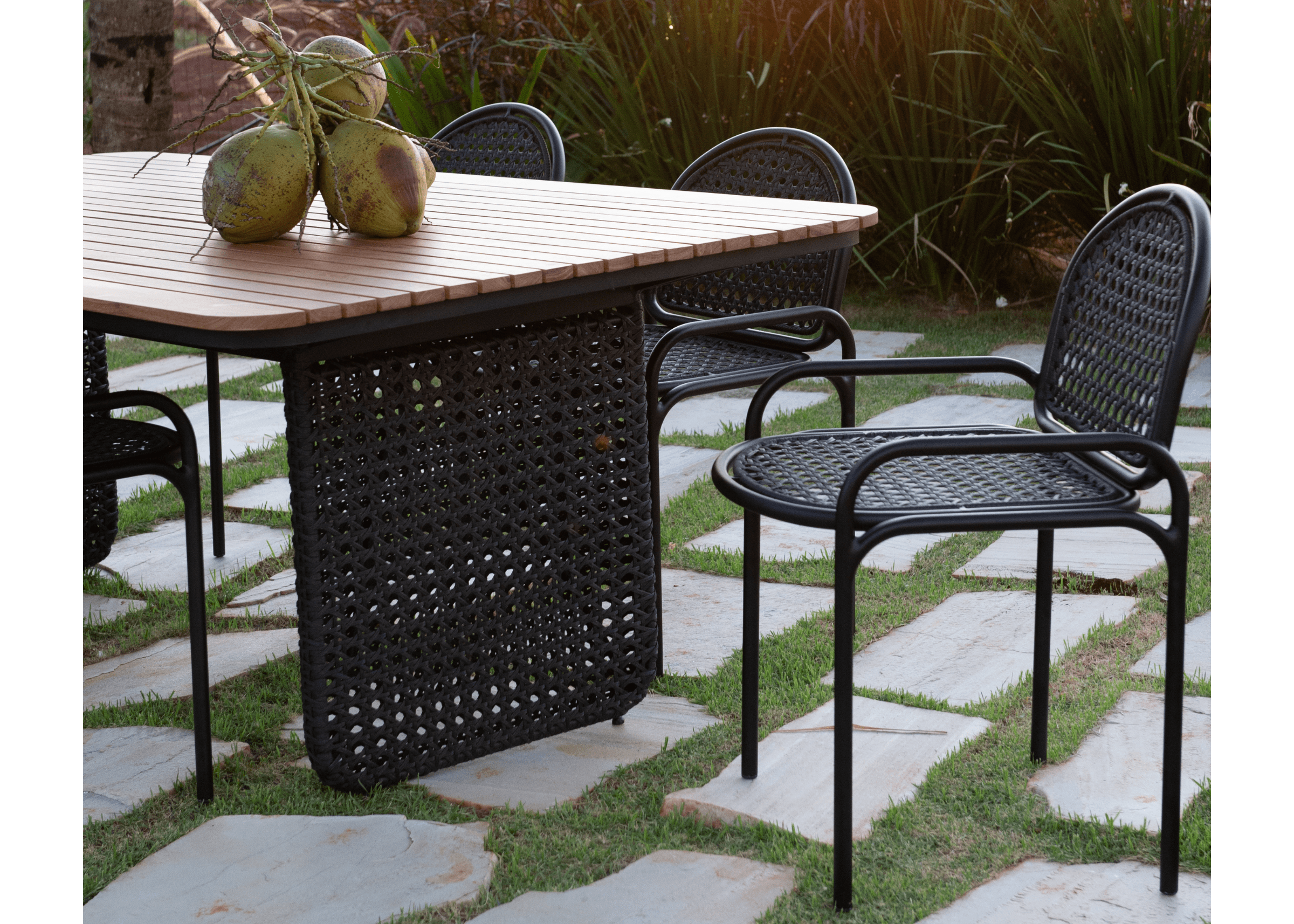 Mesa Ana em varanda sofisticada com decoração natural.