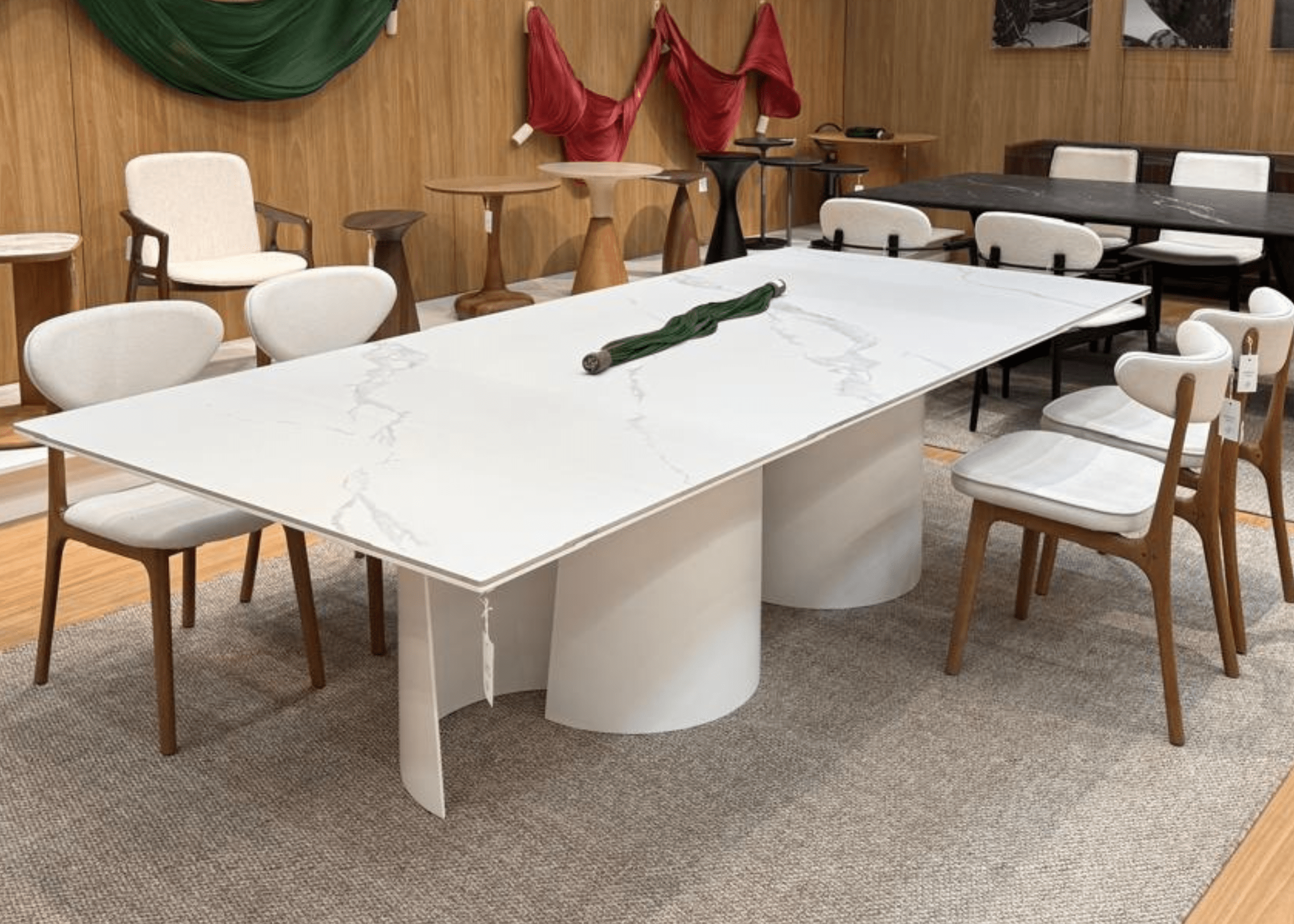 Detalhe do tampo da Mesa Atena em pedra sinterizada, acabamento refinado e durável.