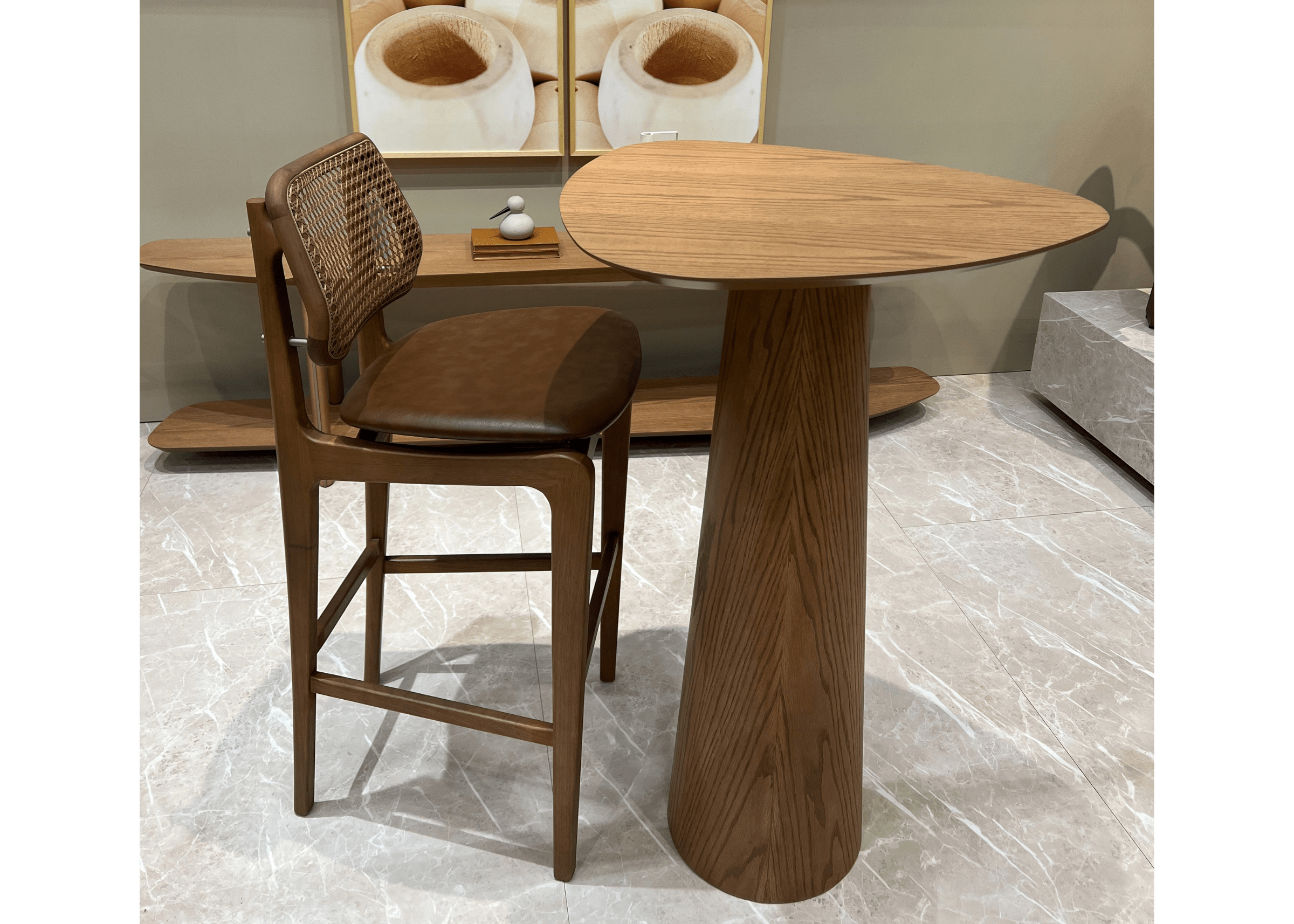 Mesa Bistrô Calle compondo ambiente gourmet com iluminação moderna.