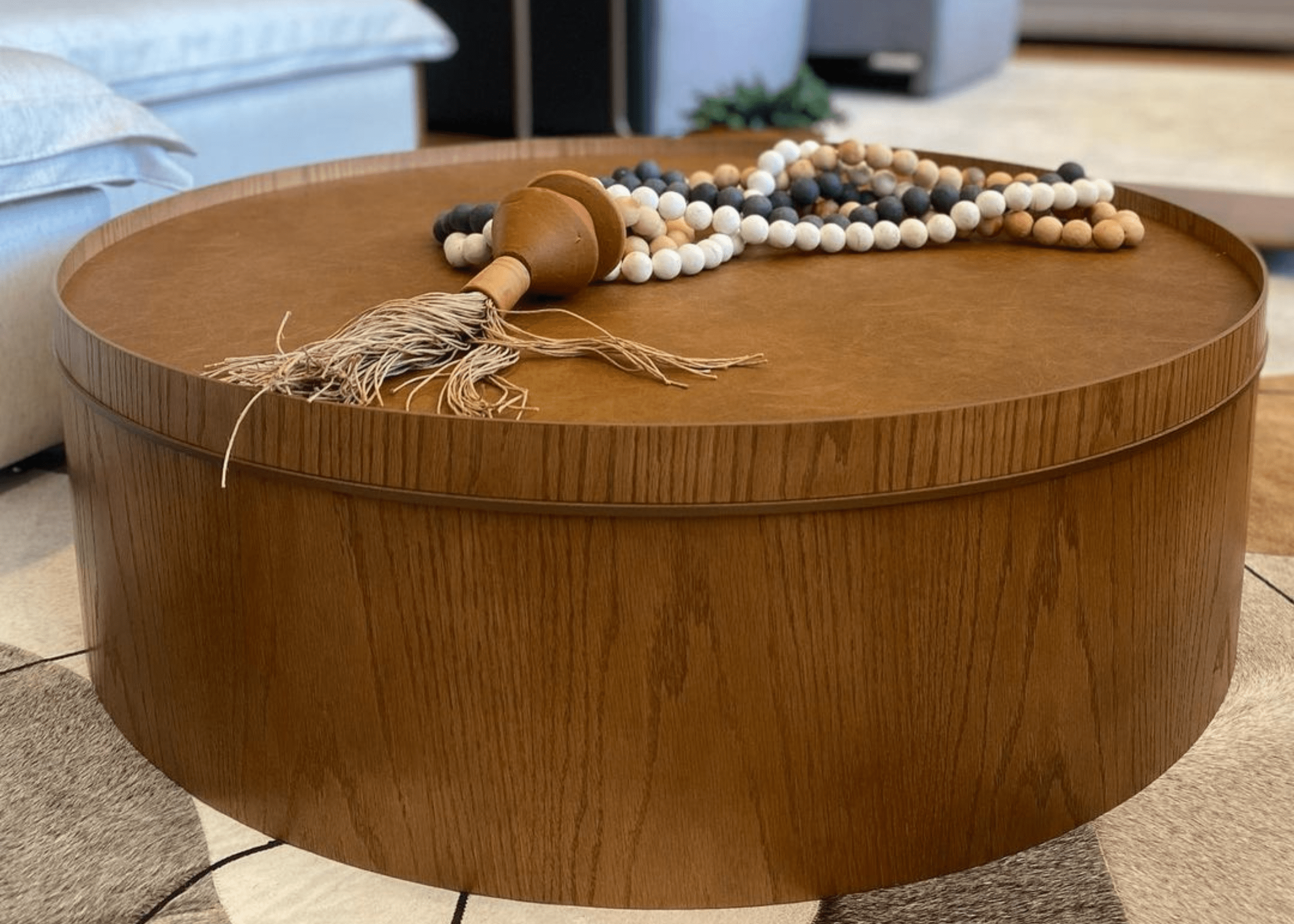 Estrutura robusta da Mesa de Centro Maya em lâmina de madeira com acabamento natural e detalhe metálico.