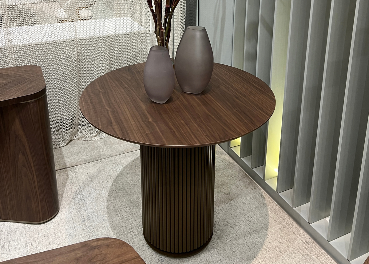 Mesa de Apoio Marga com tampo redondo em madeira e estrutura ripada em MDF laqueado, destacando seu design elegante.