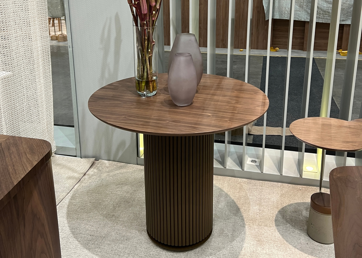 Mesa de Apoio Marga em madeira com base laqueada e detalhes ripados, ideal para salas de estar contemporâneas.