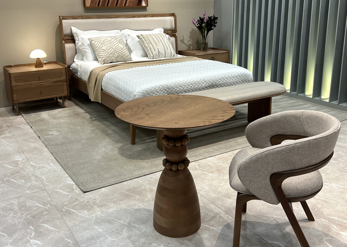 Mesa de Apoio Pérola em madeira maciça com base cônica e detalhes esféricos decorativos