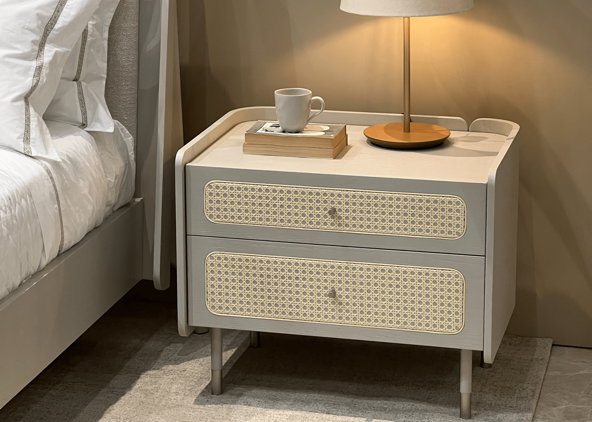 Mesa de Cabeceira Mark compondo ambiente sofisticado e aconchegante