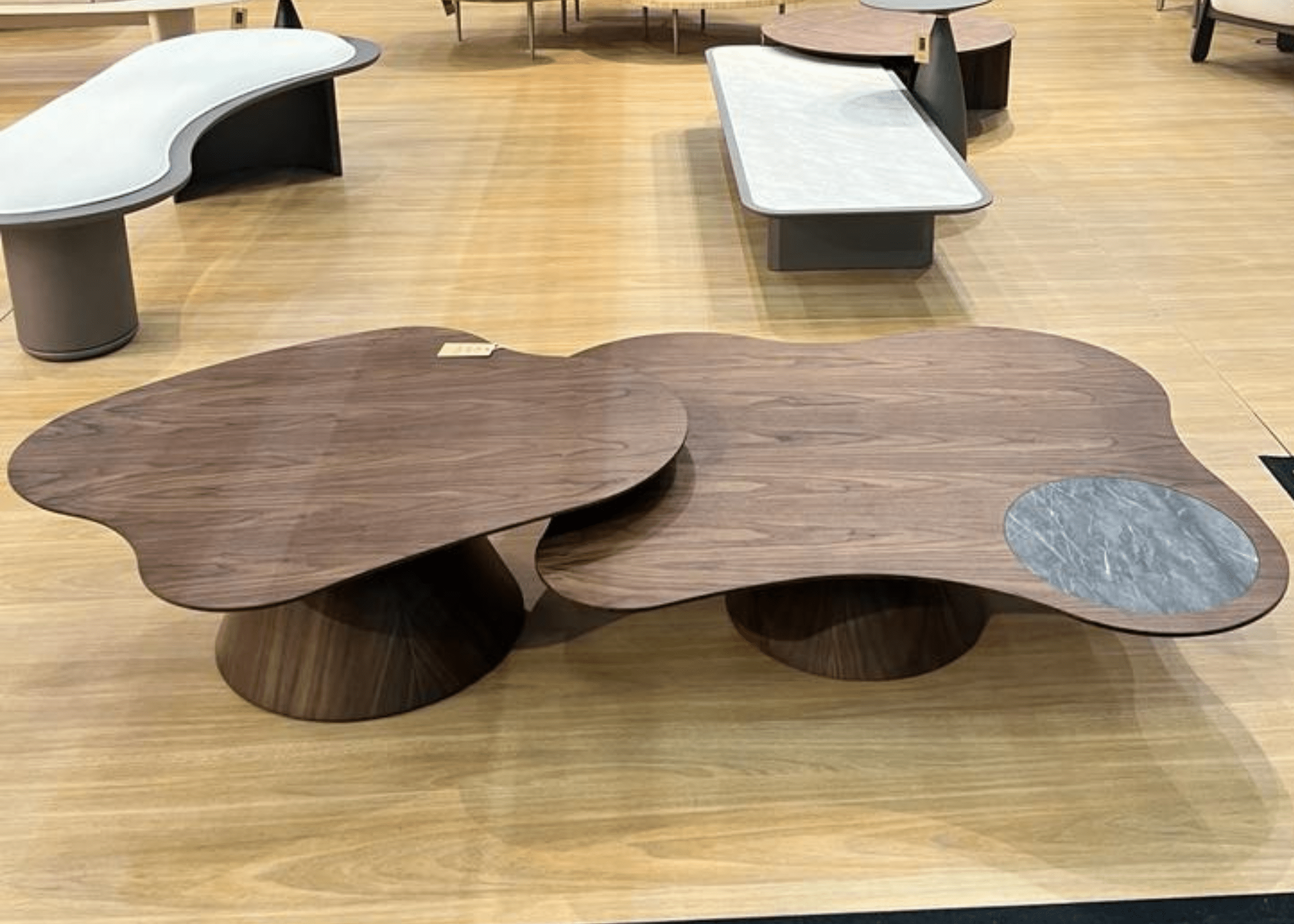 Mesa Davi integrada ao ambiente com móveis contemporâneos