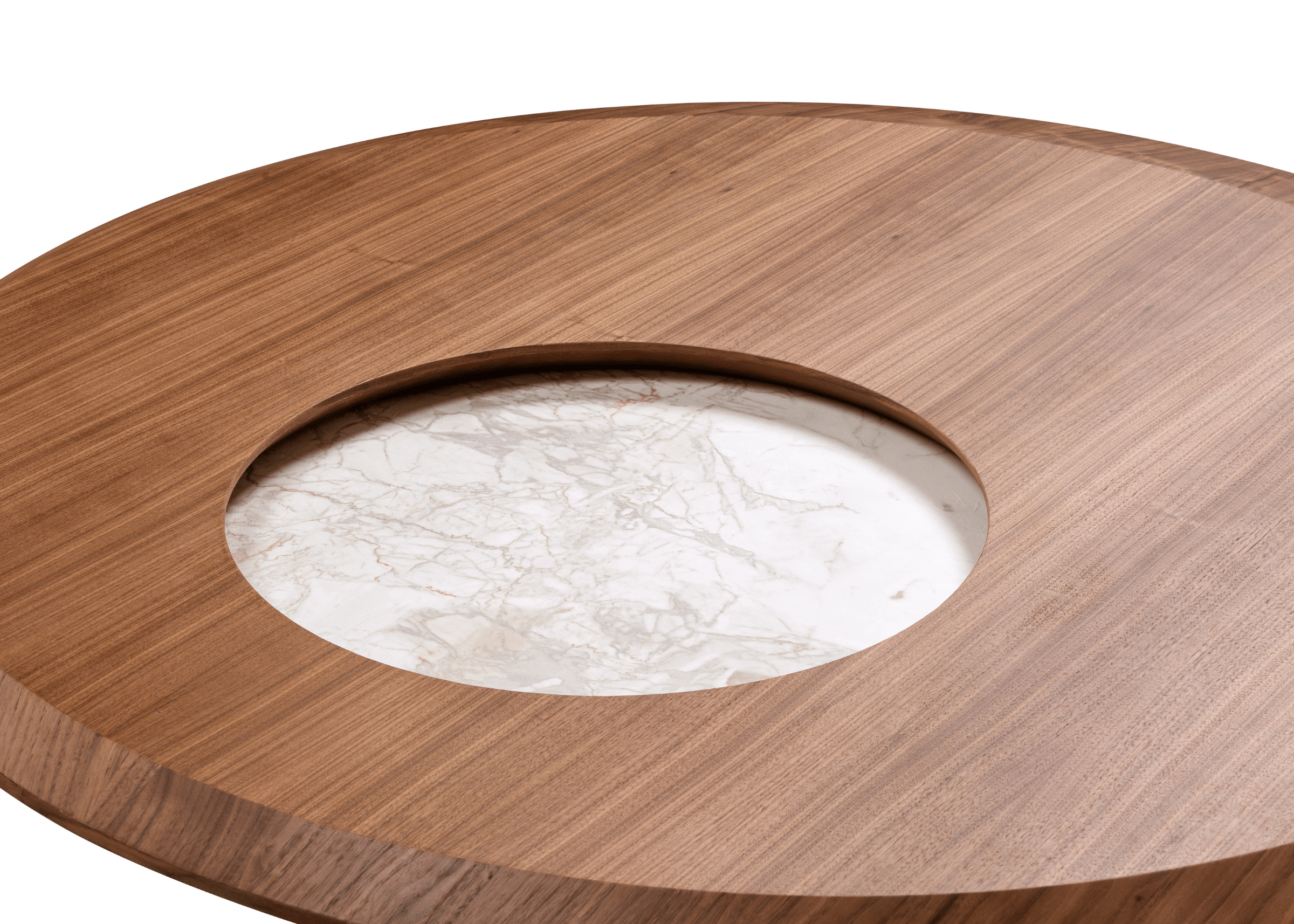 Detalhe do tampo da Mesa Gael com acabamento em madeira e centro em TS.