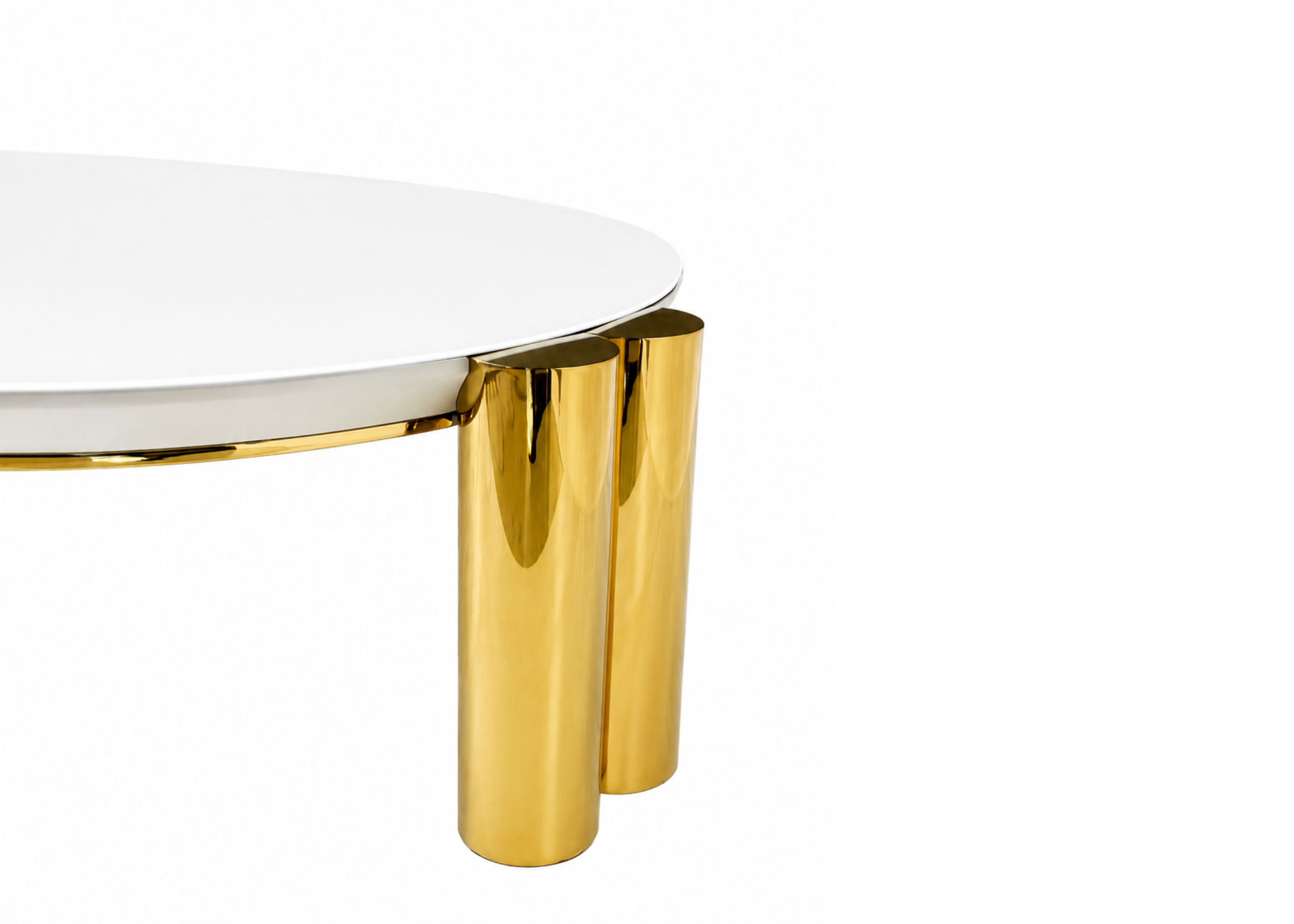 Mesa de Centro Lizzie com linhas curvas, tampo elegante e base em madeira com acabamento de alto padrão.