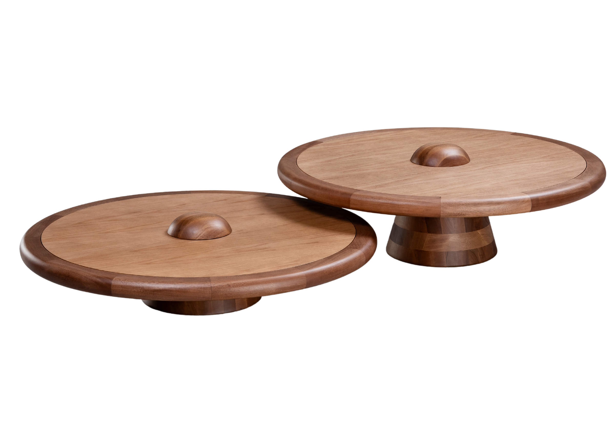 Mesa de Centro Orbe em madeira natural com design circular contemporâneo e detalhe central escultural sofisticado.