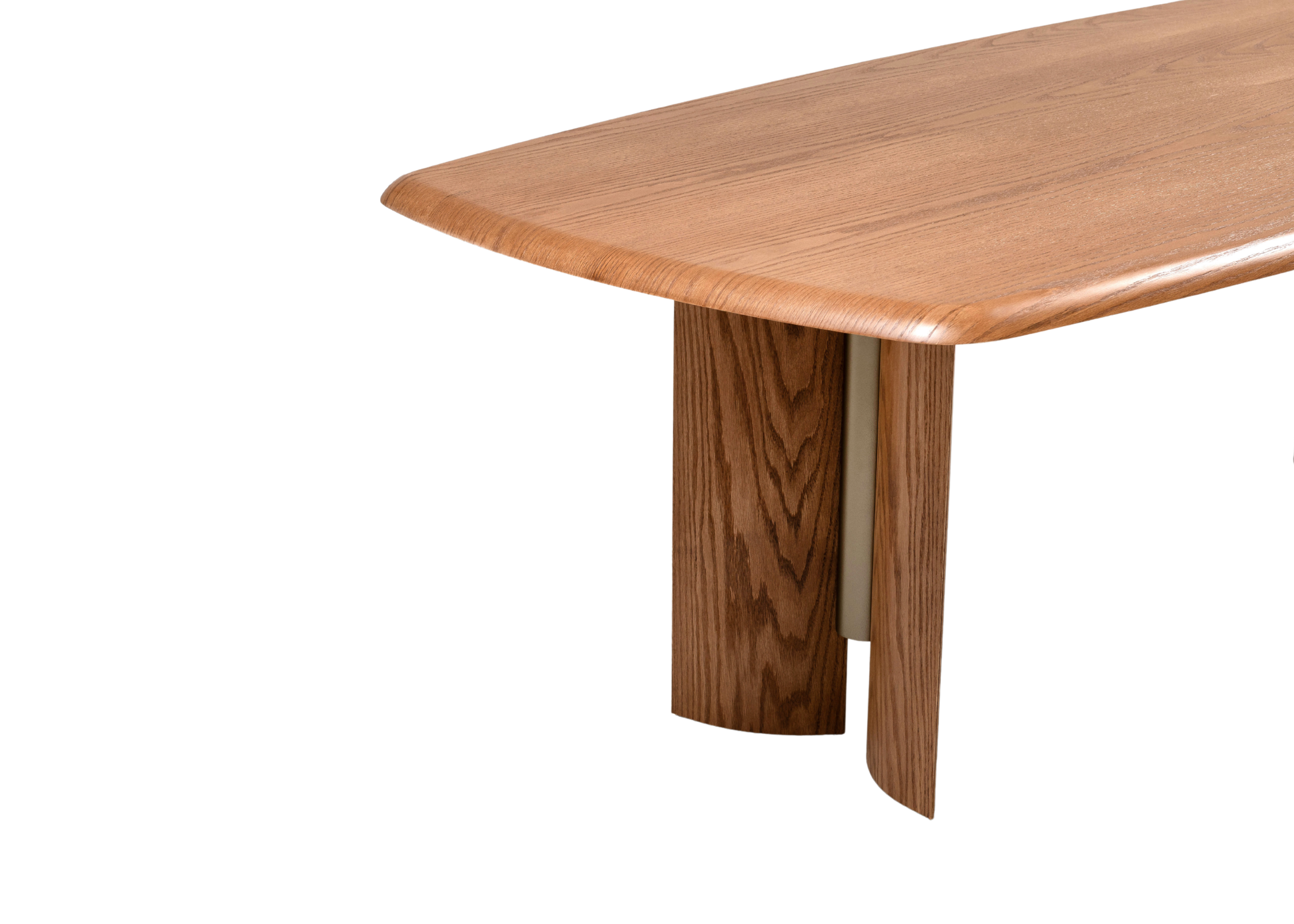 Mesa de Jantar Doha com linhas orgânicas e acabamento amadeirado, ideal para salas de jantar modernas e elegantes.