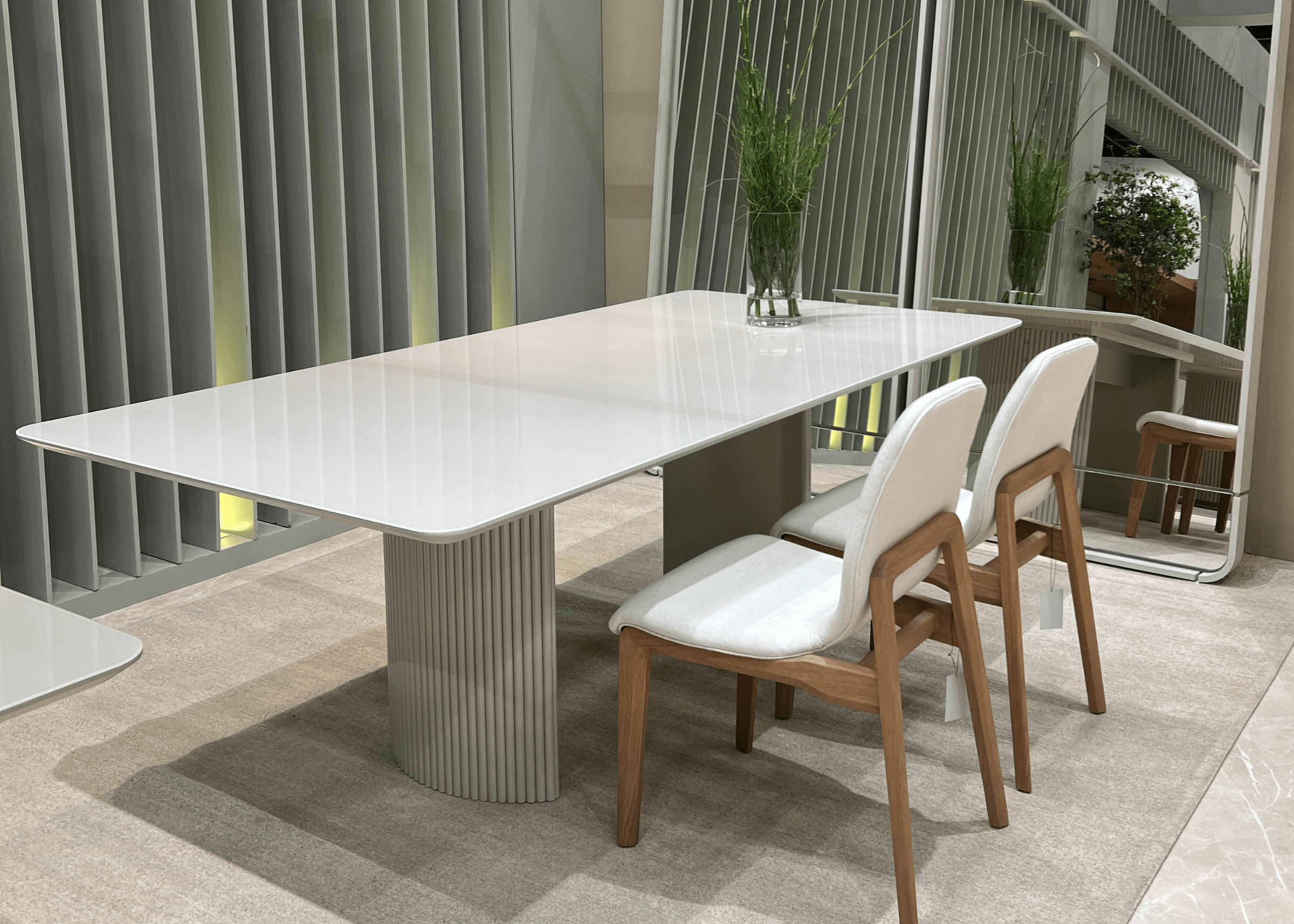 Decoração contemporânea com a Mesa de Jantar Lins em espaço sofisticado.