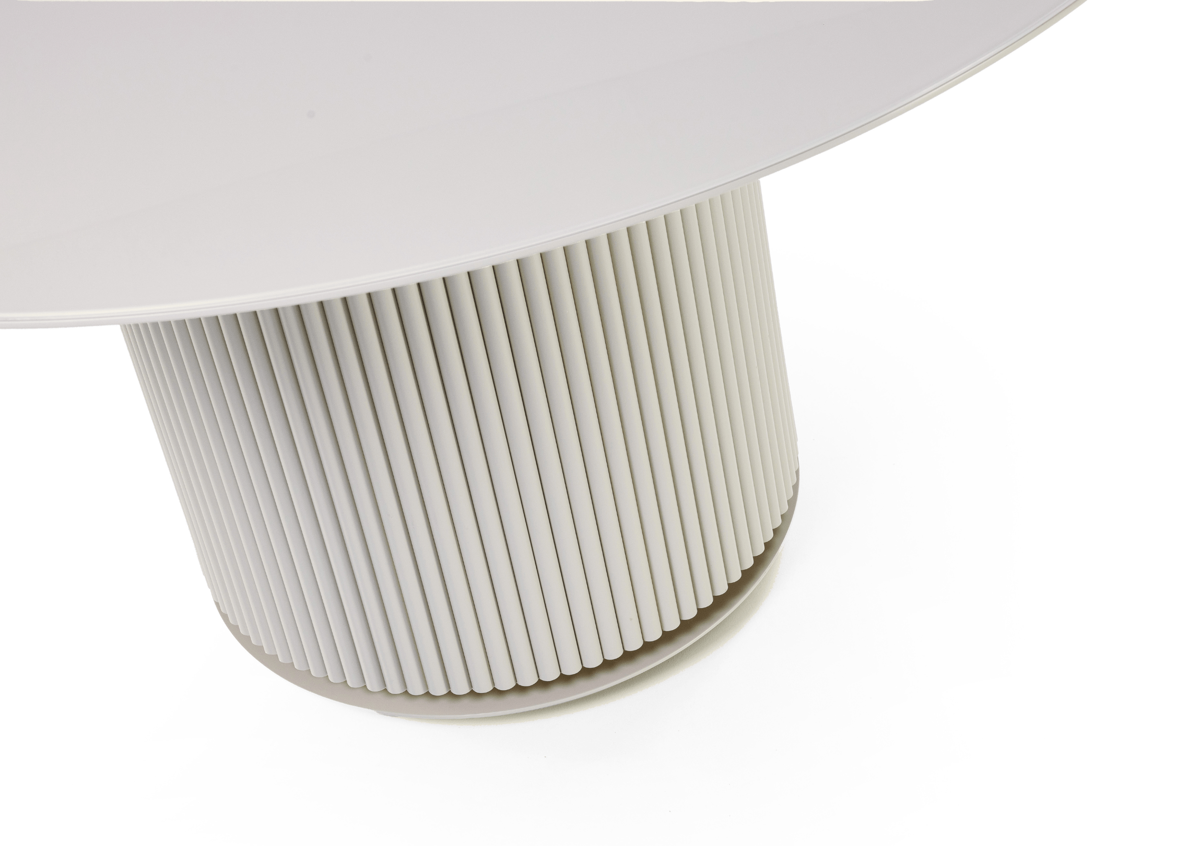 Detalhe da base laqueada off white com acabamento ripado mesa redonda Marga em design contemporâneo para sala de jantar.