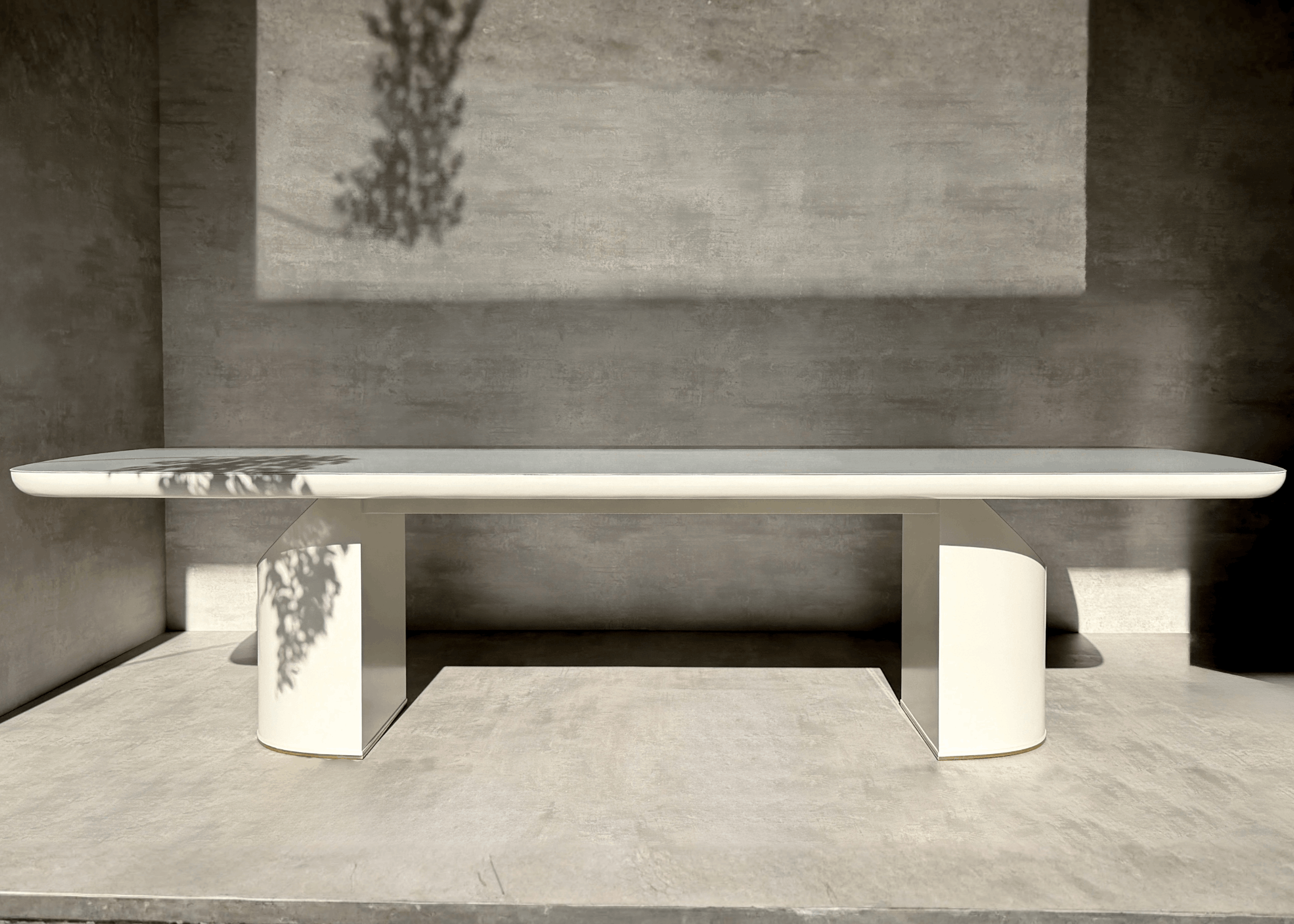 Close do tampo da Mesa de Jantar Stein em laca com vidro, acabamento refinado que valoriza a estética minimalista do design.