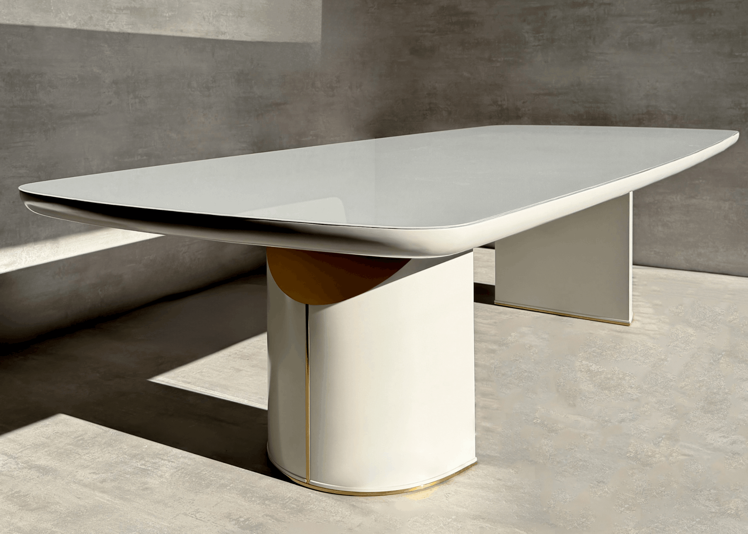 Mesa de Jantar Stein em sala de jantar moderna, com base escultural e tampo elegante que se torna o destaque do ambiente.