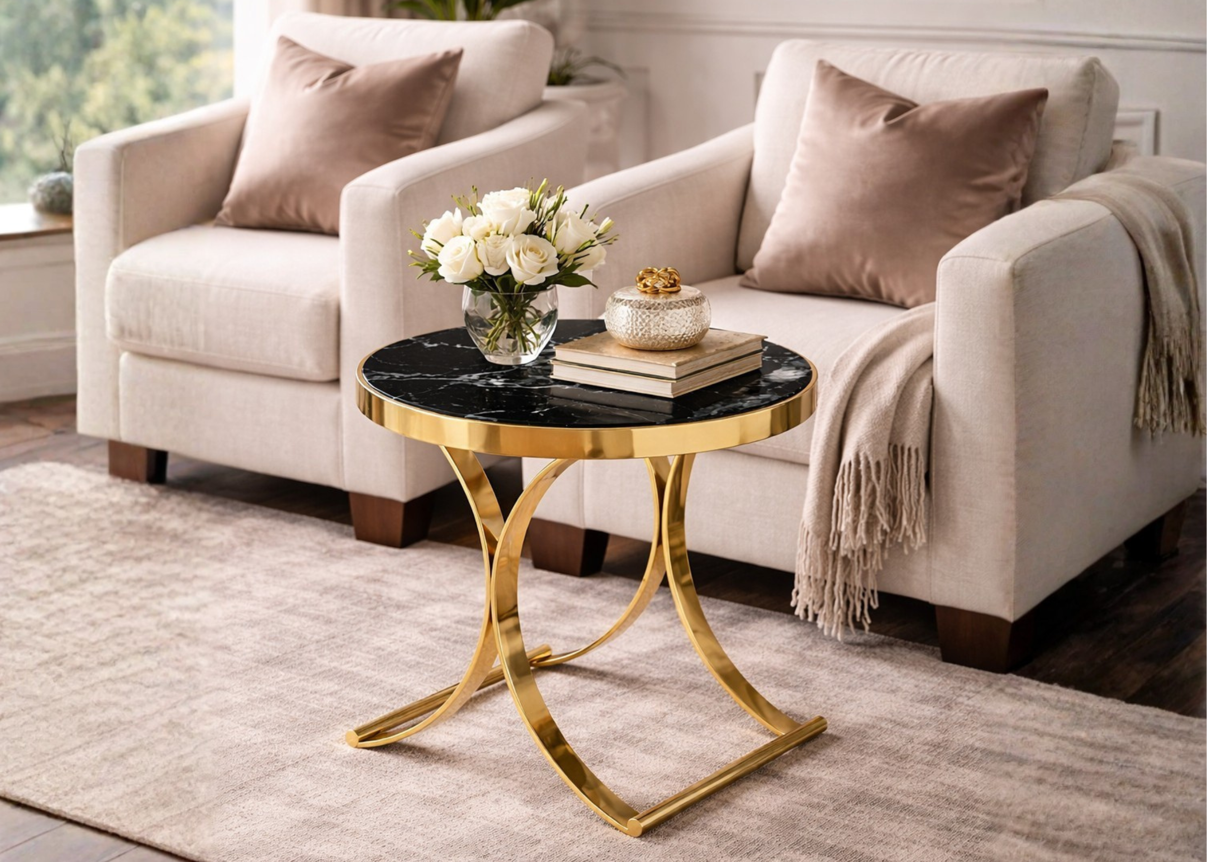 Mesa lateral Europeia em ambiente decorado, com visual elegante e estrutura leve para composições sofisticadas.
