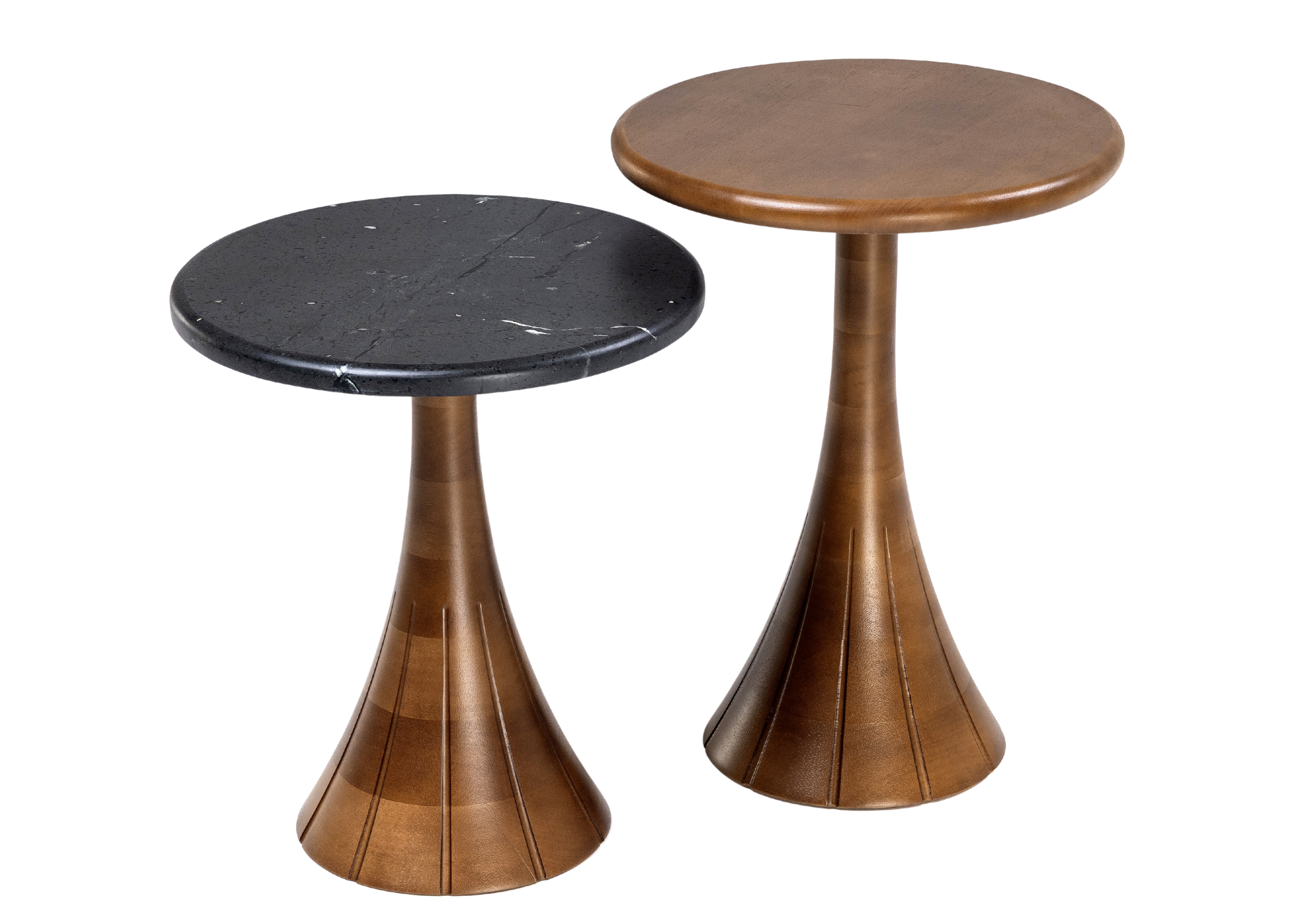 Mesa Lateral Luzia com base em madeira cônica e tampo em mármore, design sofisticado e contemporâneo.