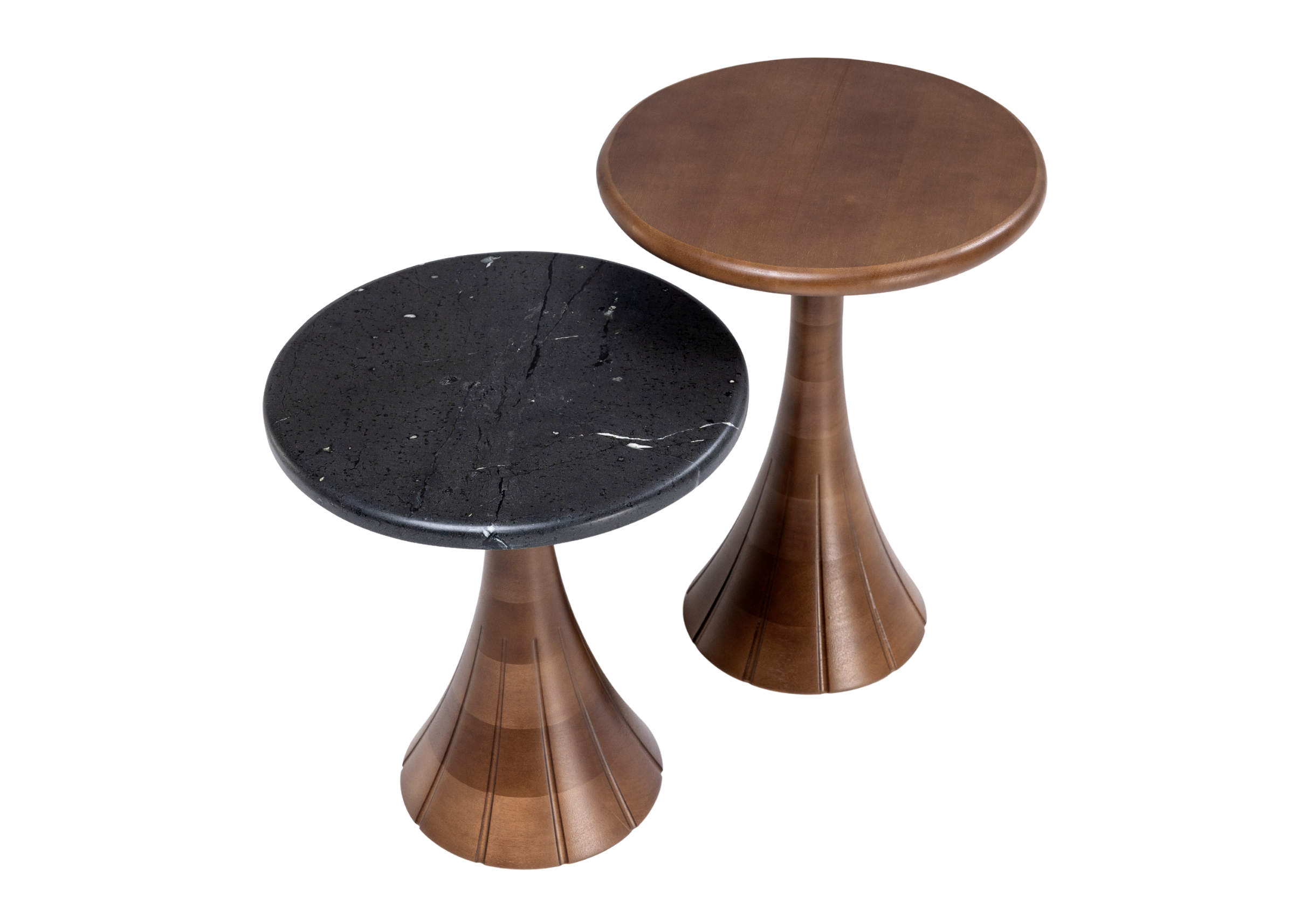 Mesa Lateral Luzia com tampo em madeira e base escultural, ideal para ambientes acolhedores e refinados.