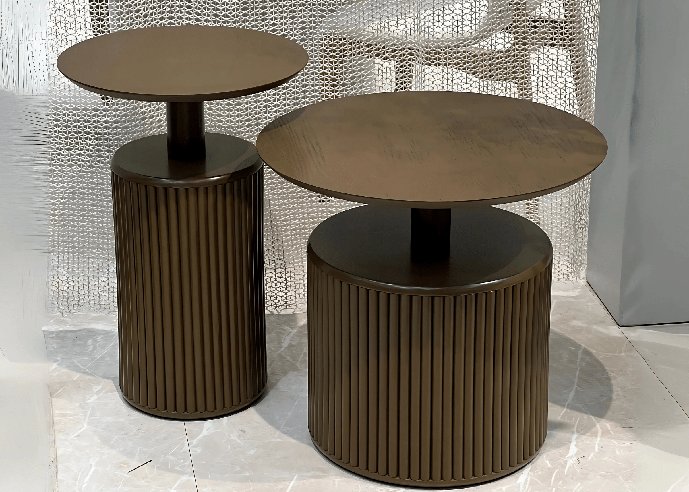 Sala decorada com a Mesa Lateral Magna moderna integrada à decoração contemporânea.