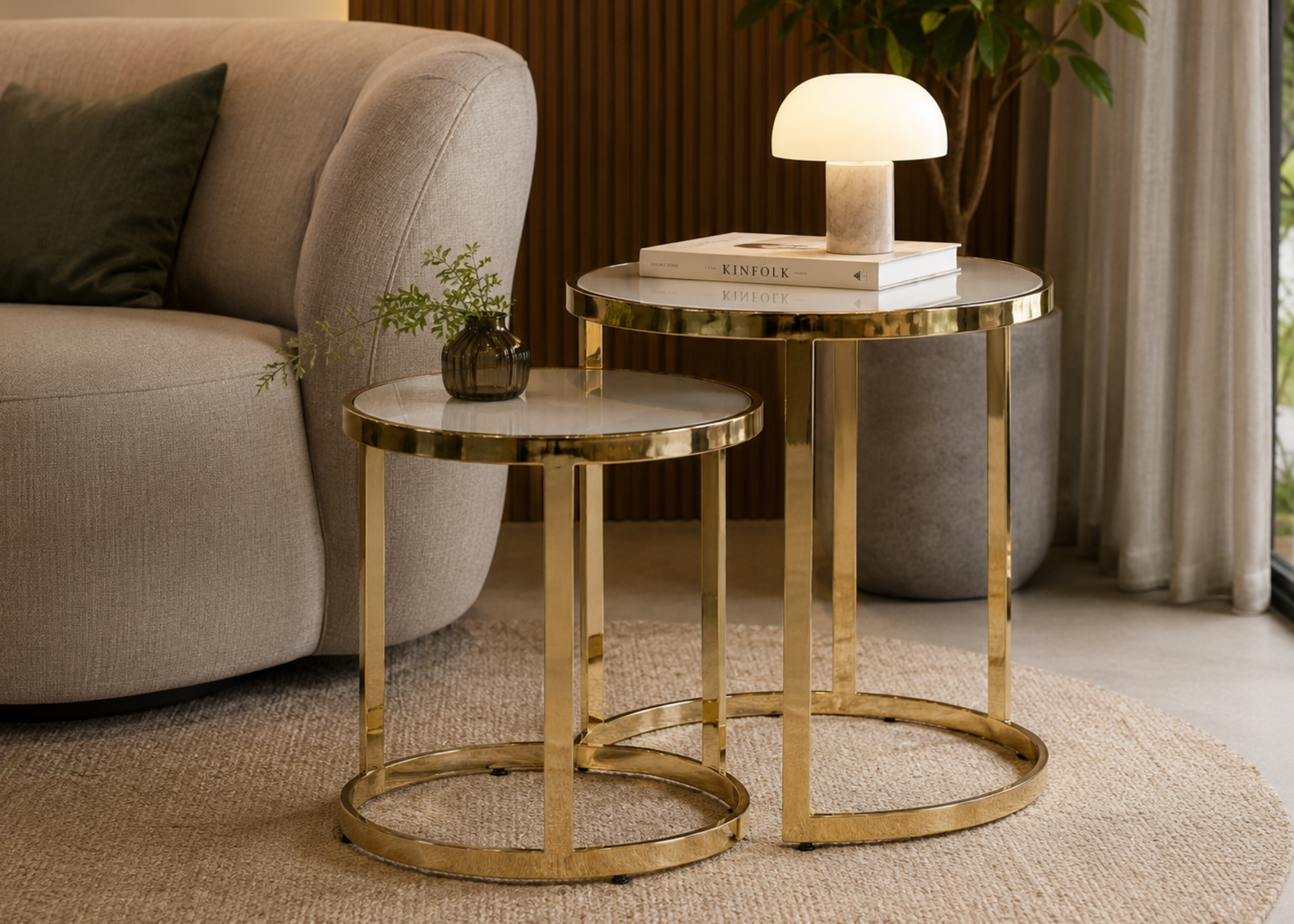 Conjunto de Mesas Laterais Nysa com alturas diferentes, design circular e acabamento sofisticado em aço inox.