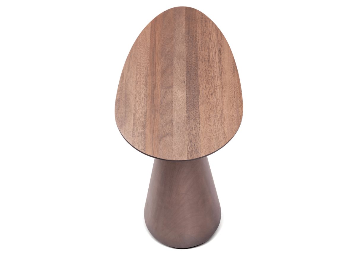 Mesa lateral elegante com design escultural contemporâneo.