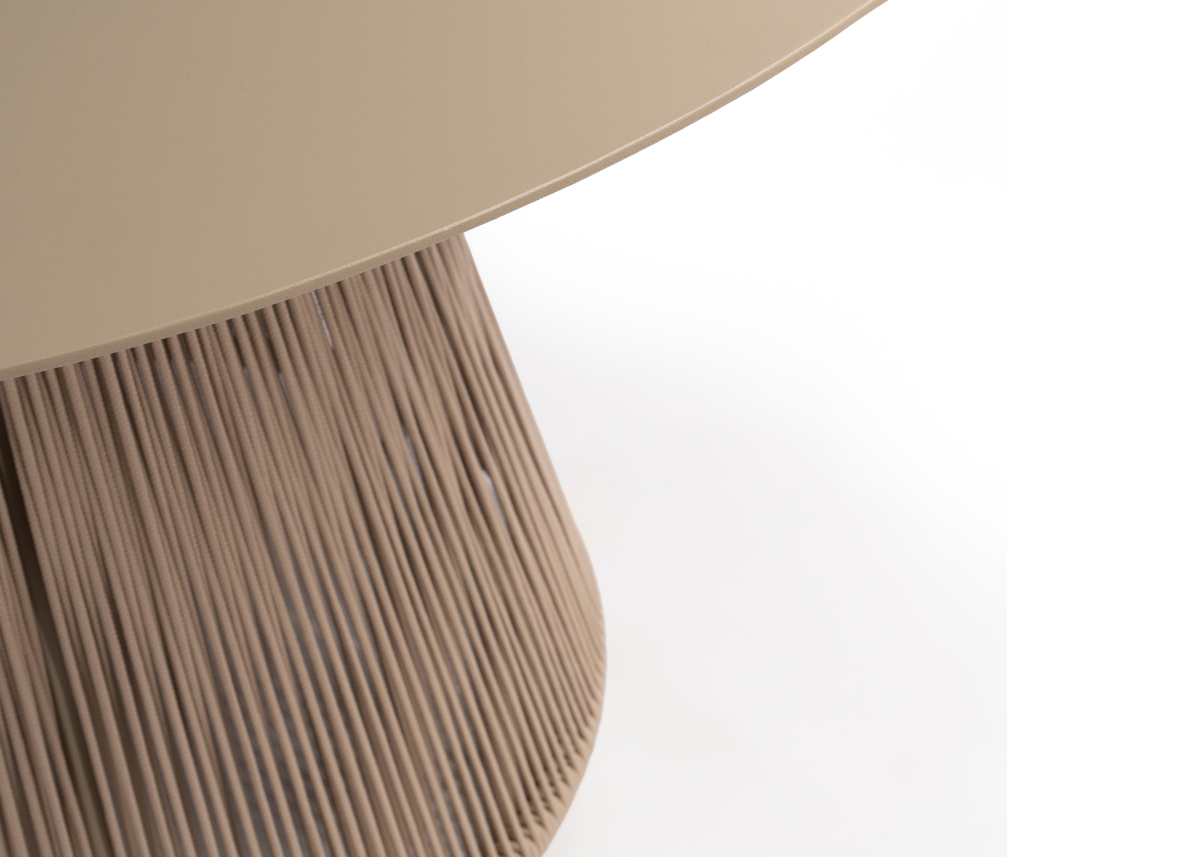Mesa Ralph com base escultural em corda náutica, estrutura em alumínio pintado e tampo amplo para áreas externas sofisticadas.