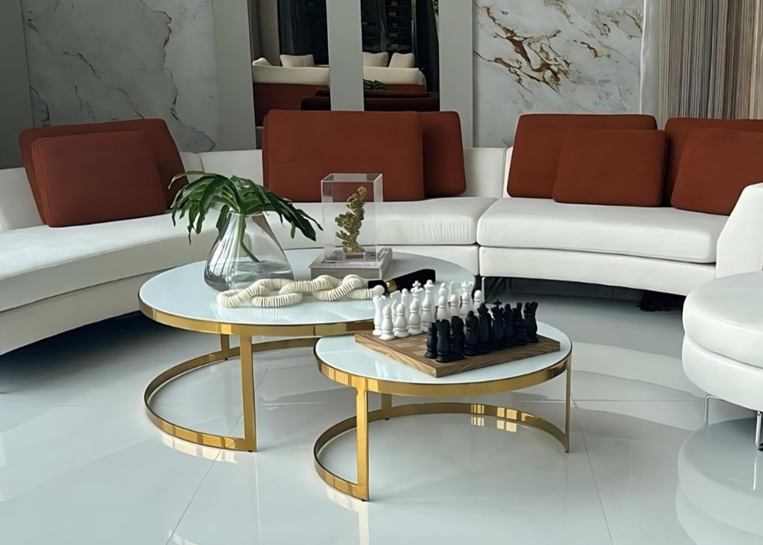 Mesa de Centro redonda Vegas em sala decorada, com acabamento marmorizado e estrutura em aço inox 304, luxuosa e sofisticada.