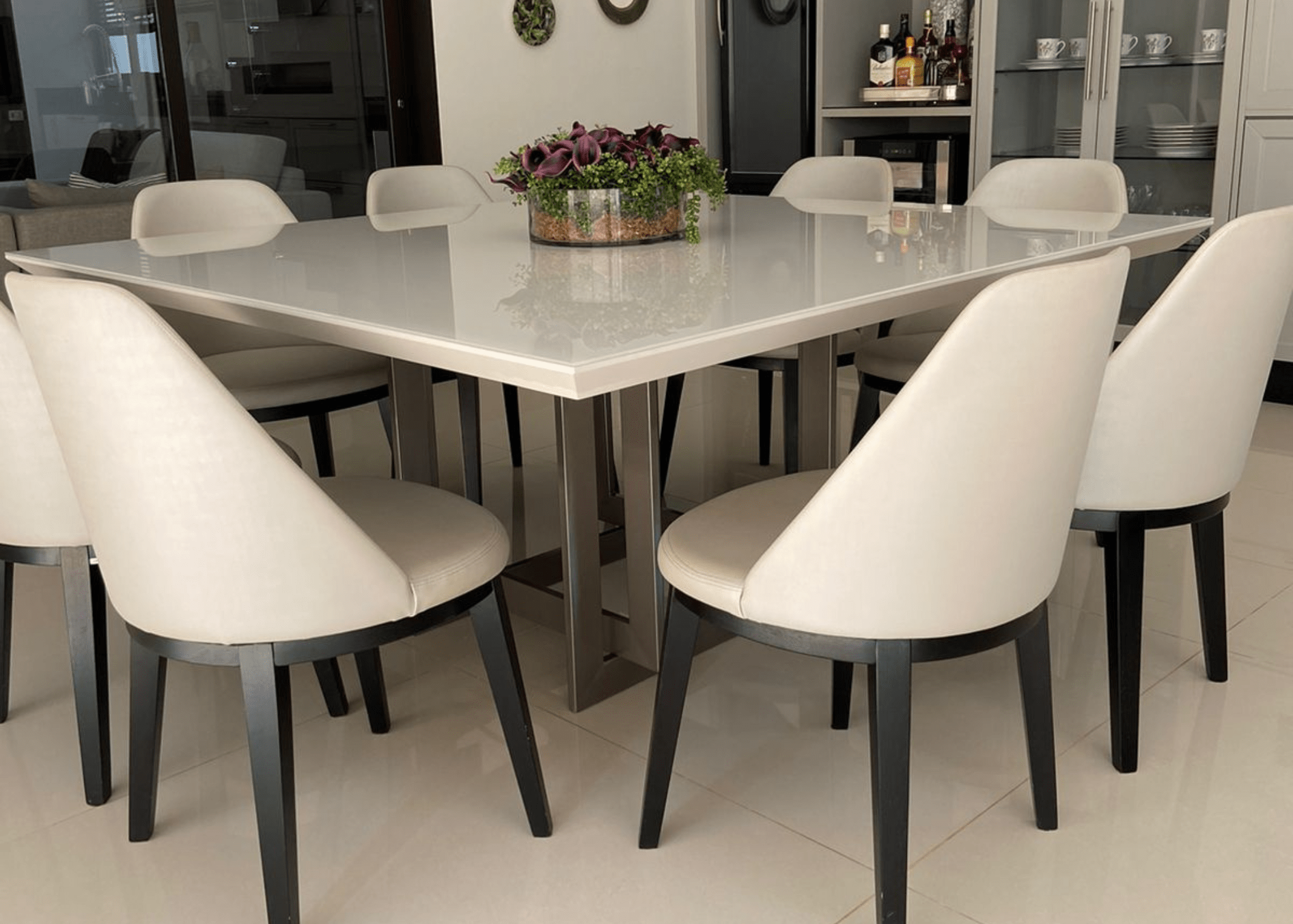 Mesa de Jantar quadrada 8 lugares Girassol em sala de jantar moderna.
