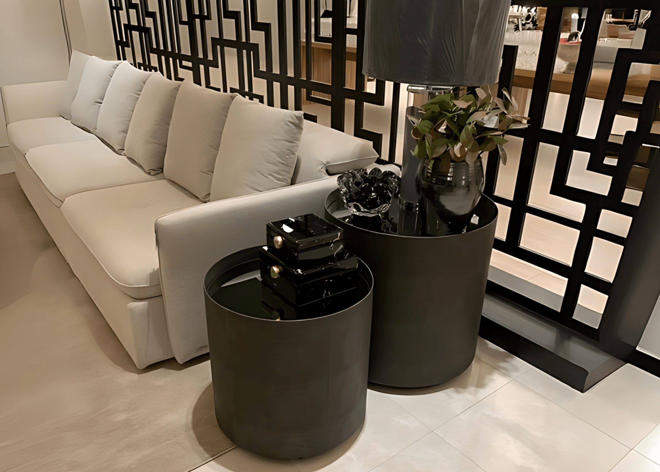 Com estrutura cilíndrica e tampo em vidro, a Bellagio é perfeita para composições elegantes.