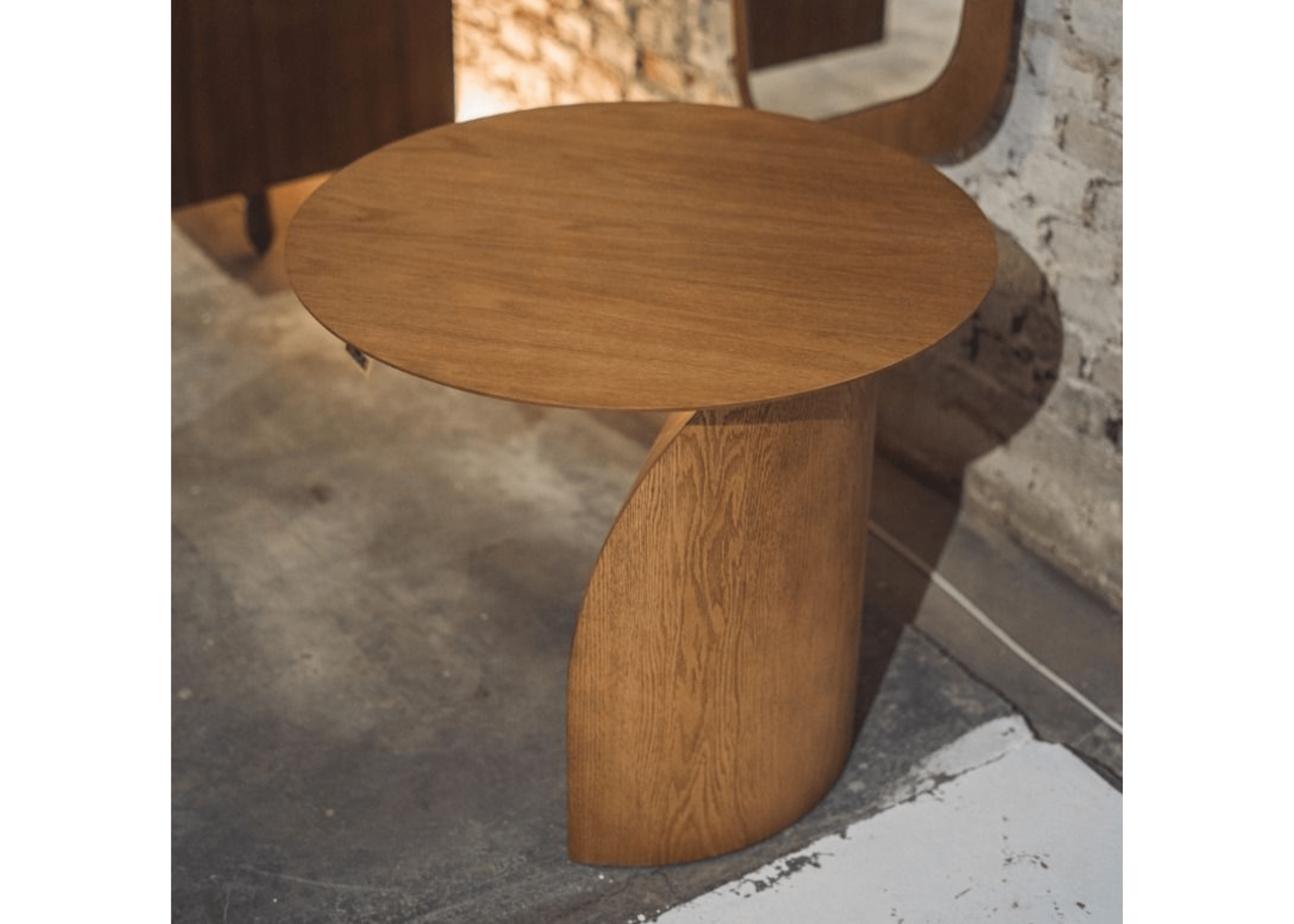 Detalhe do acabamento em lâmina de madeira da Mesa Lateral Charlie em um ambiente moderno.