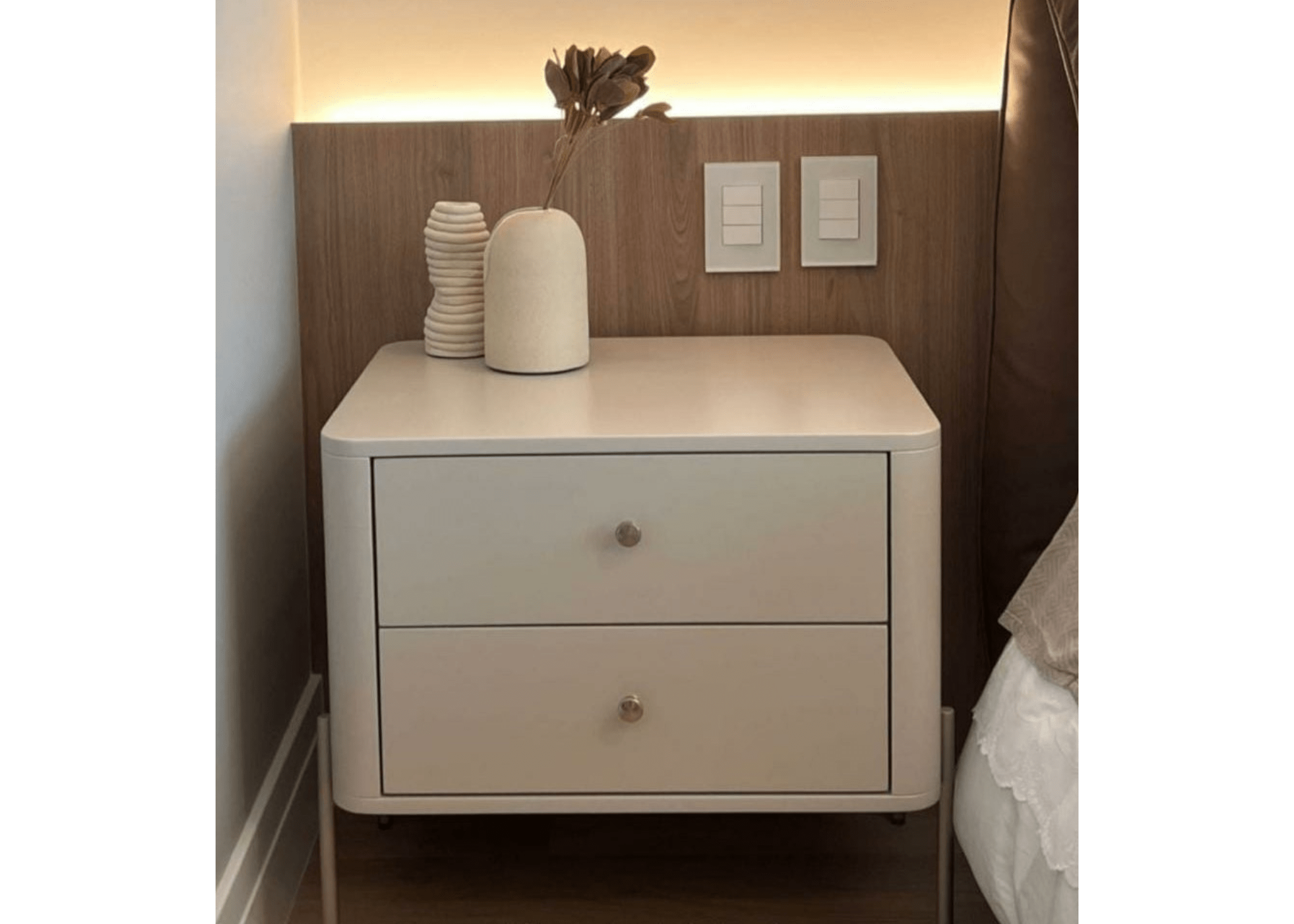 Sofisticação em cada detalhe: descubra a Mesa de Cabeceira Jade.