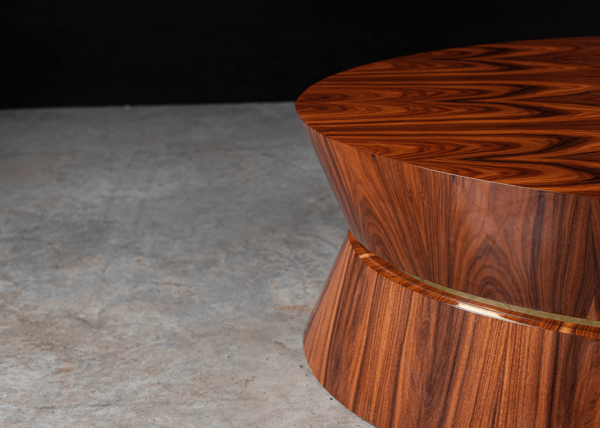 Close-up da textura amadeirada e acabamento refinado da Mesa Ambar.