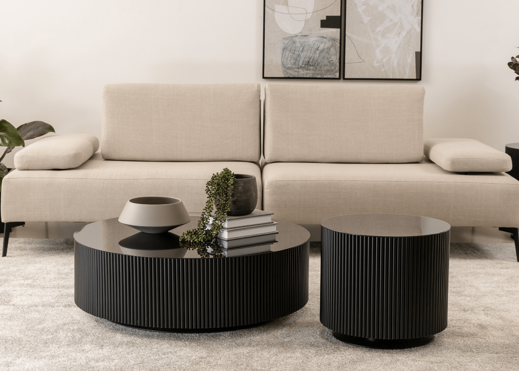 Mesa de Centro Redonda Marga com vidro no tampo em sala de estar moderna.