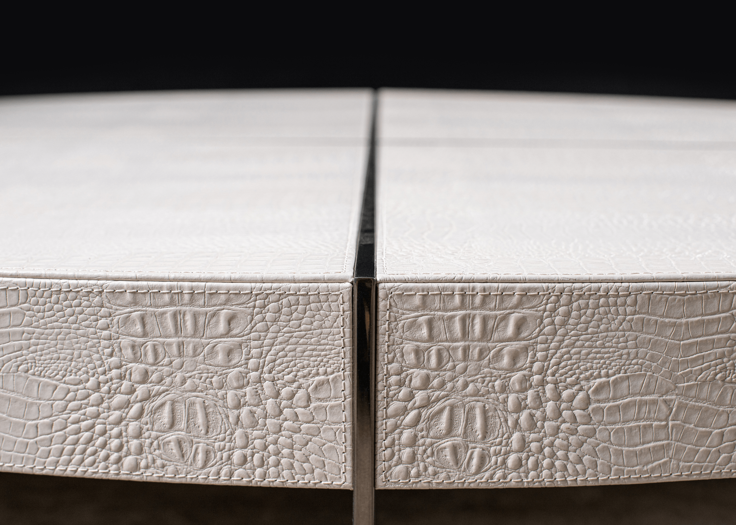 Mesa de Centro Martim com detalhes lindo em recouro.
