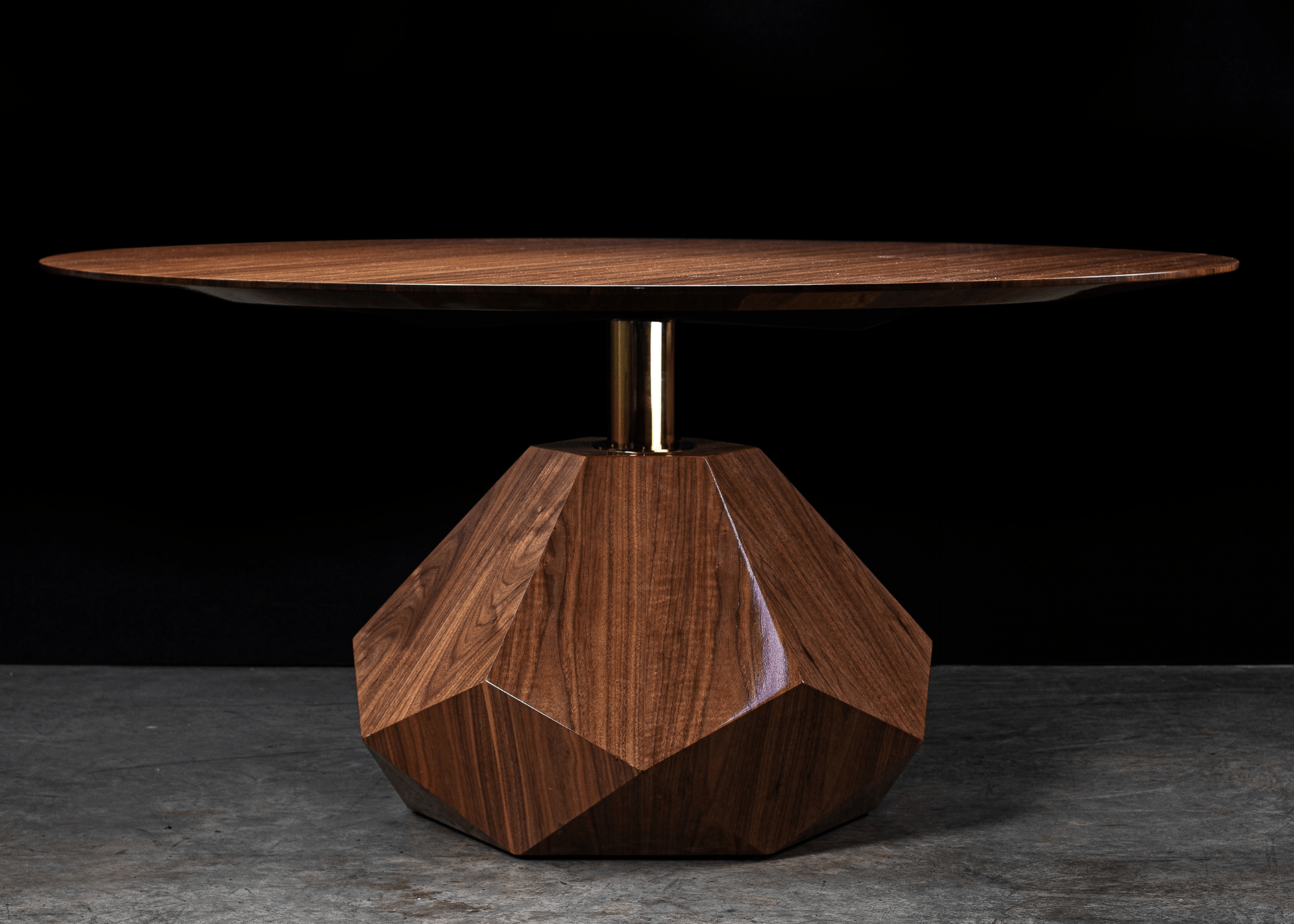 Detalhe da Mesa Ambar harmonizando com uma decoração contemporânea.