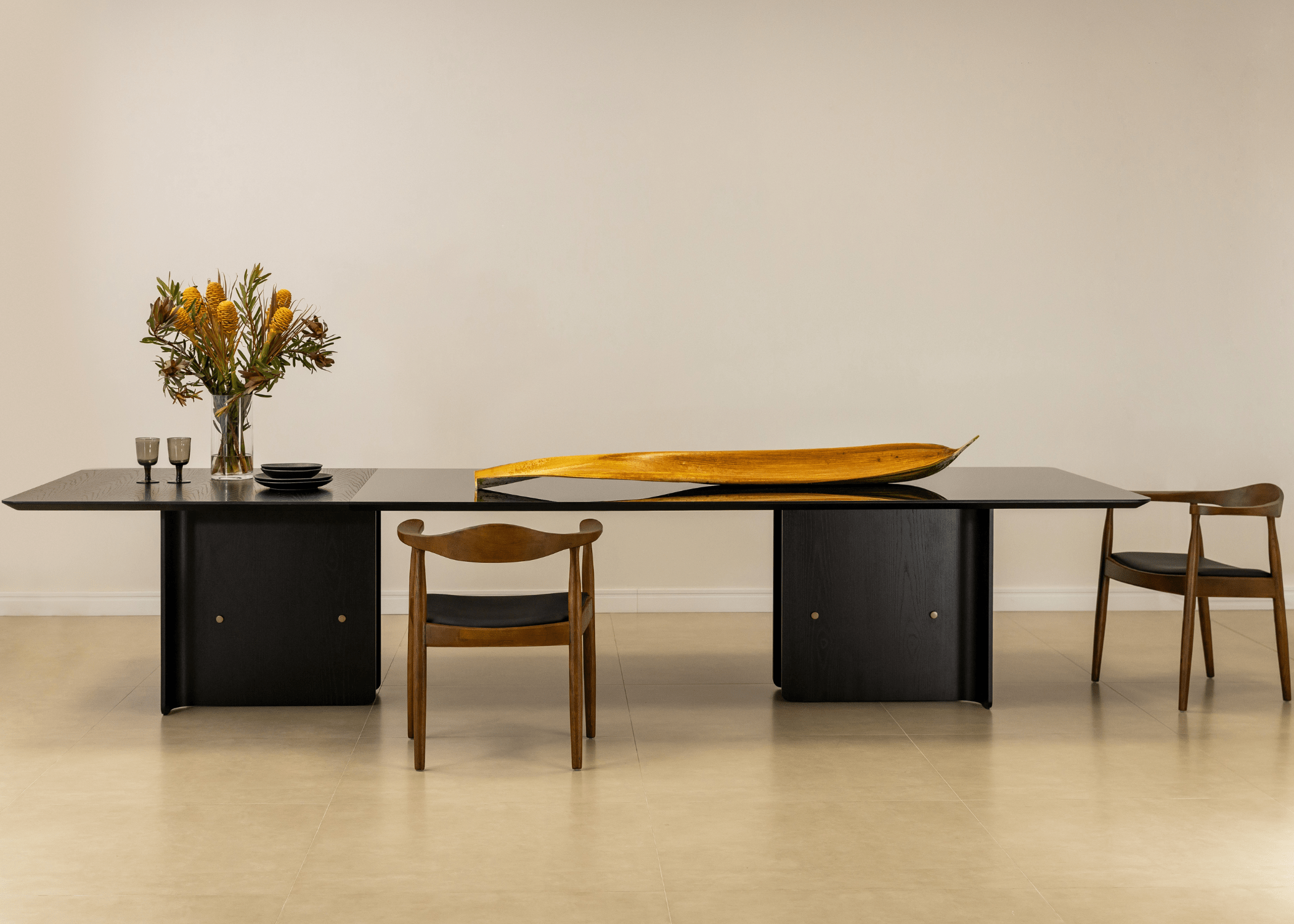 Mesa de Jantar Aurea em ambiente moderno e sofisticado.