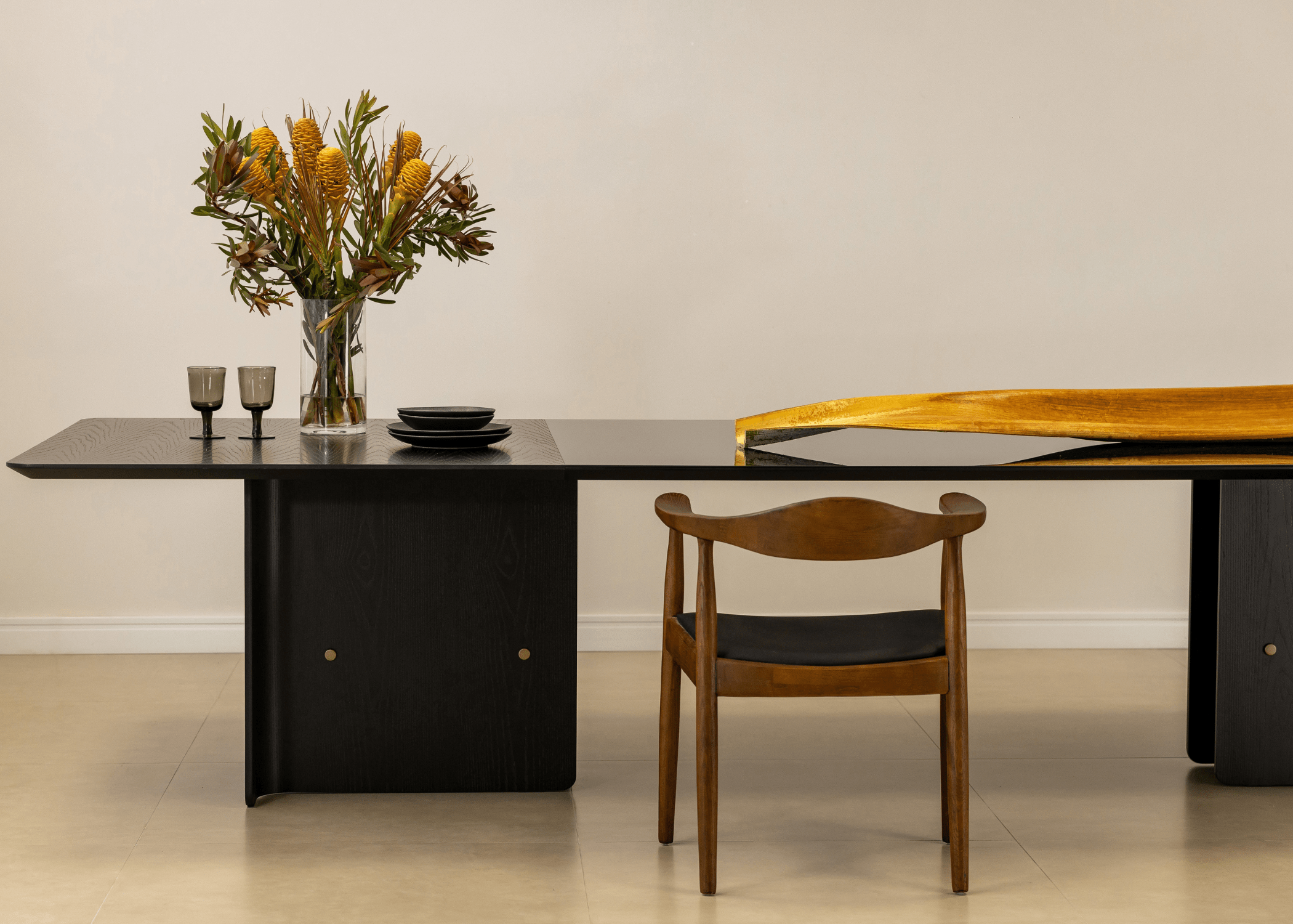 Mesa de Jantar Aurea em uma sala de jantar com decoração clean e sofisticada.