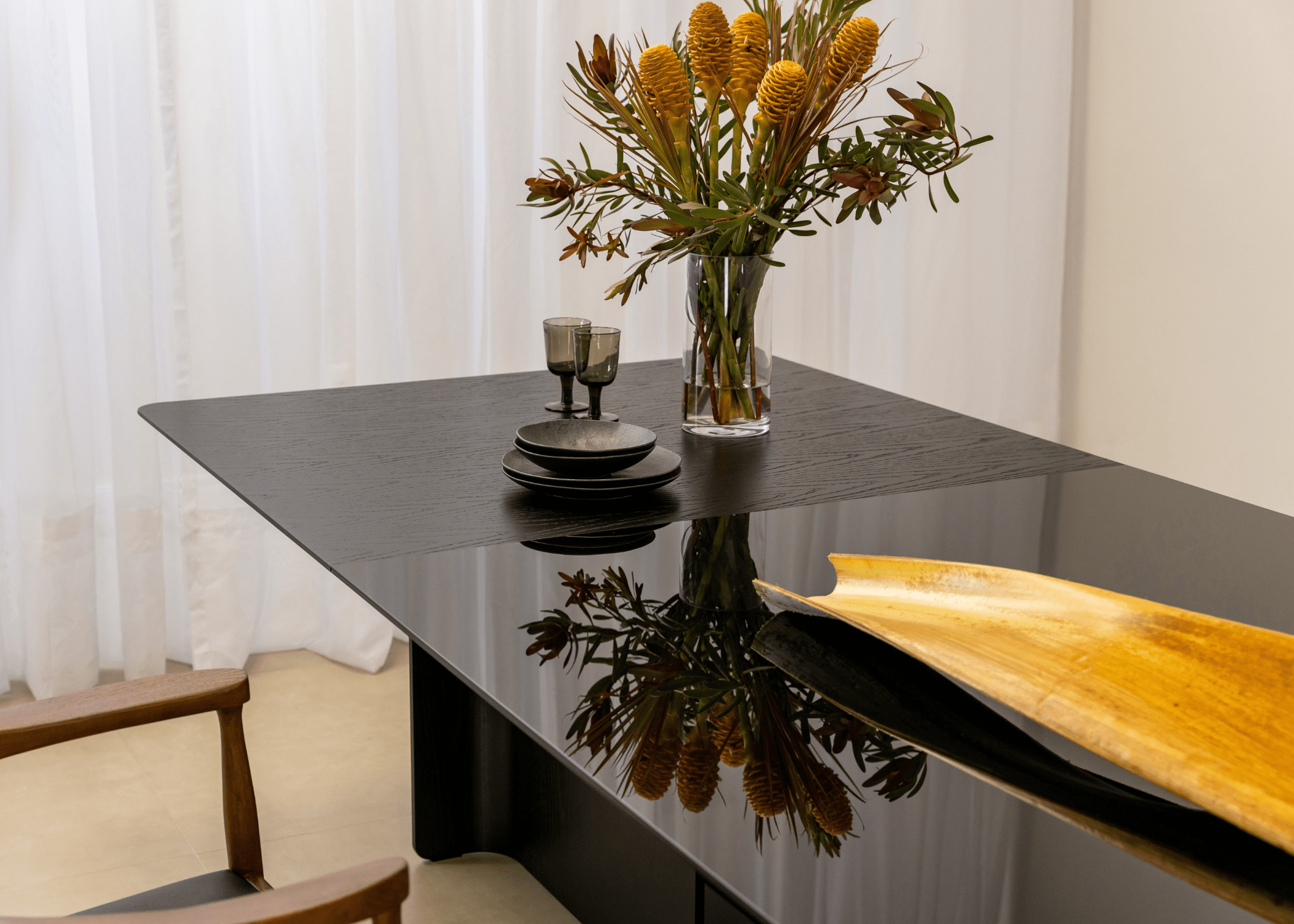 Detalhe das linhas elegantes da Mesa de Jantar Aurea.