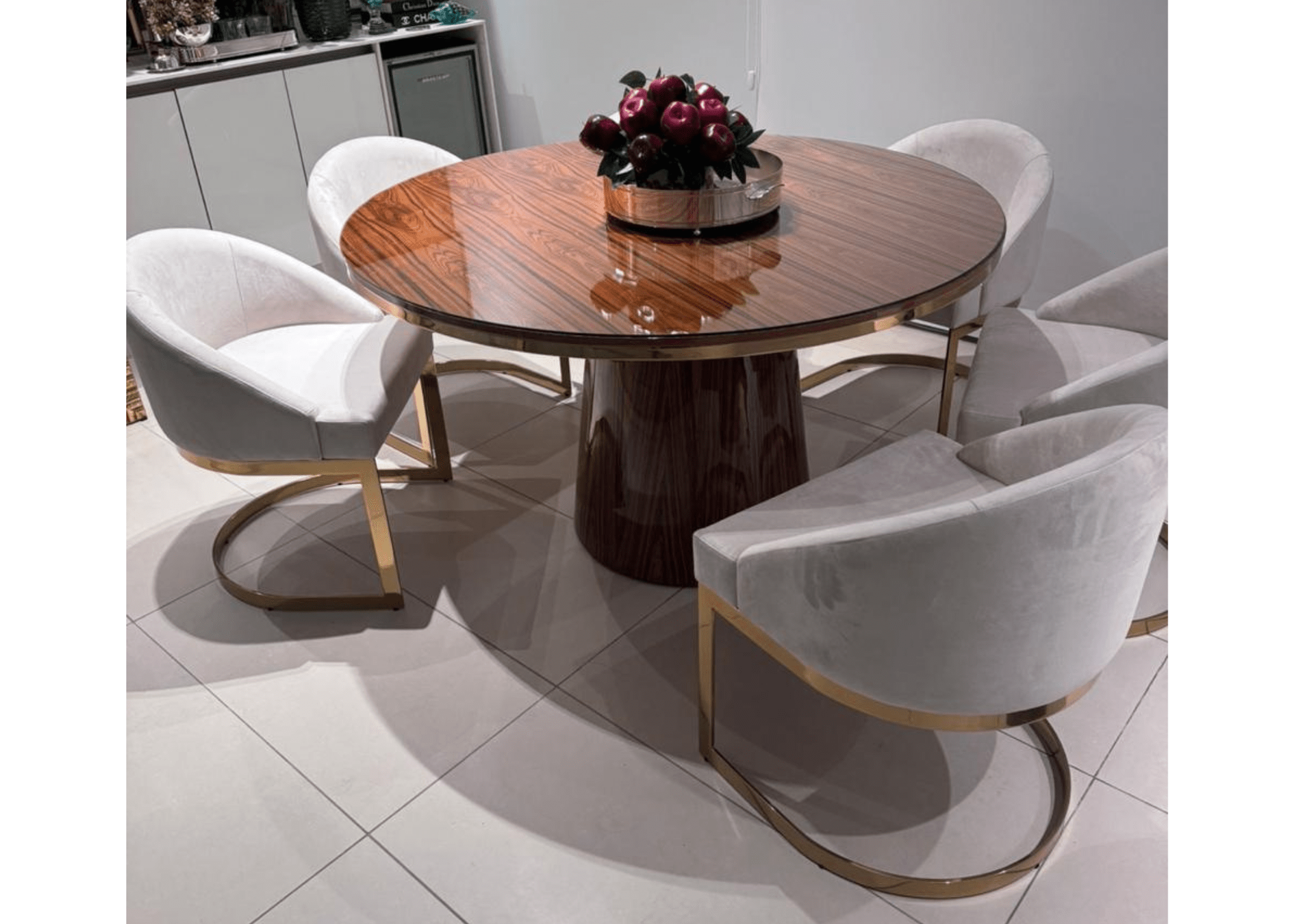 Mesa de Jantar Redonda Floratta em ambiente sofisticado, destacando seu design moderno.
