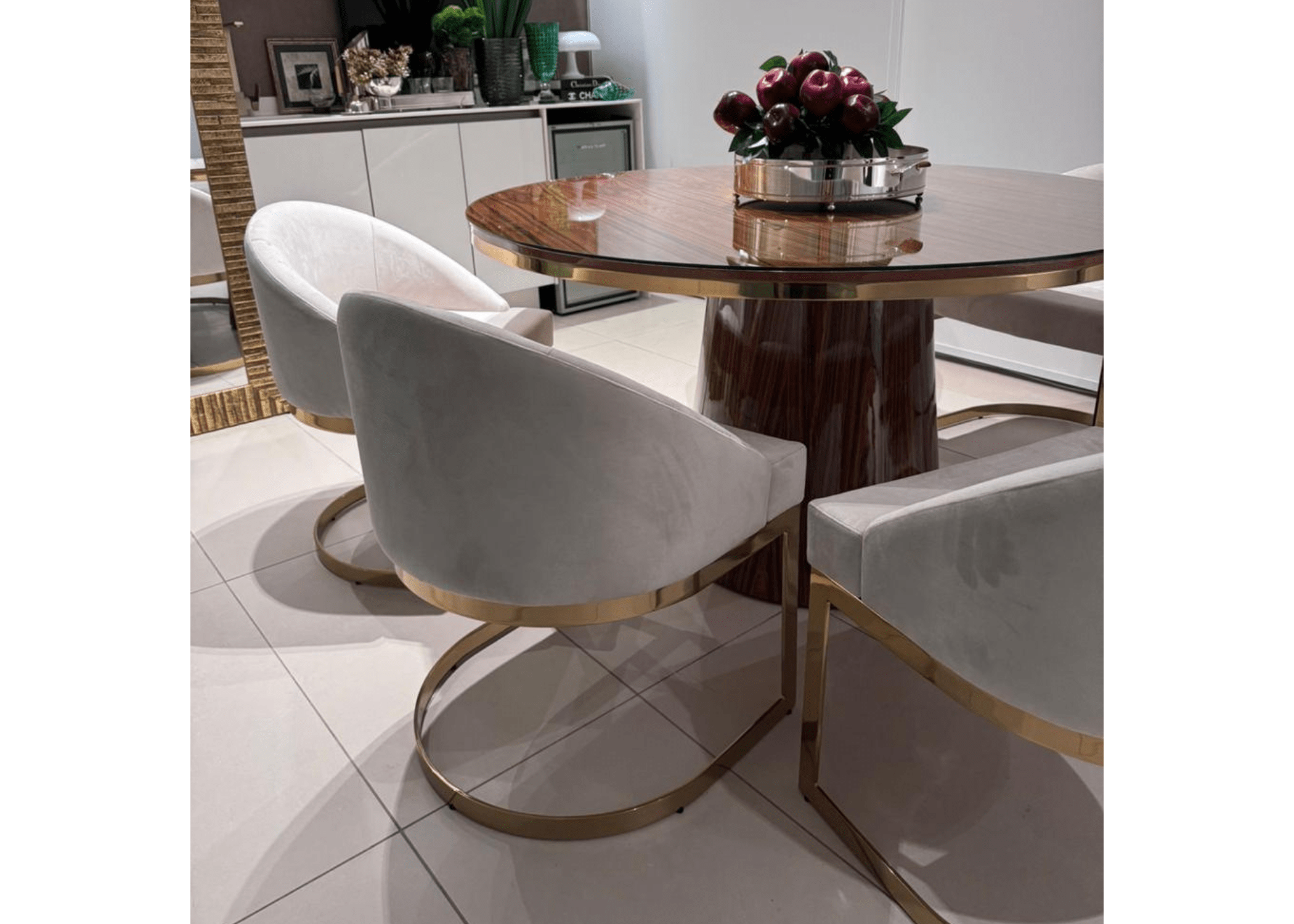 Sala de jantar com a Mesa Floratta, criando um espaço acolhedor e harmonioso.