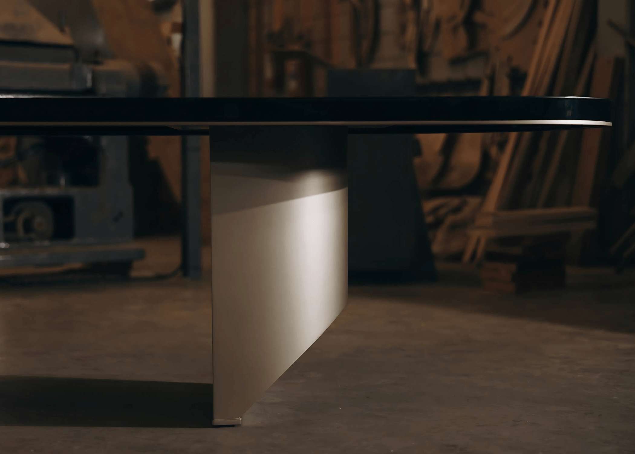 Detalhe da Mesa Medelin em um espaço elegante e aconchegante.