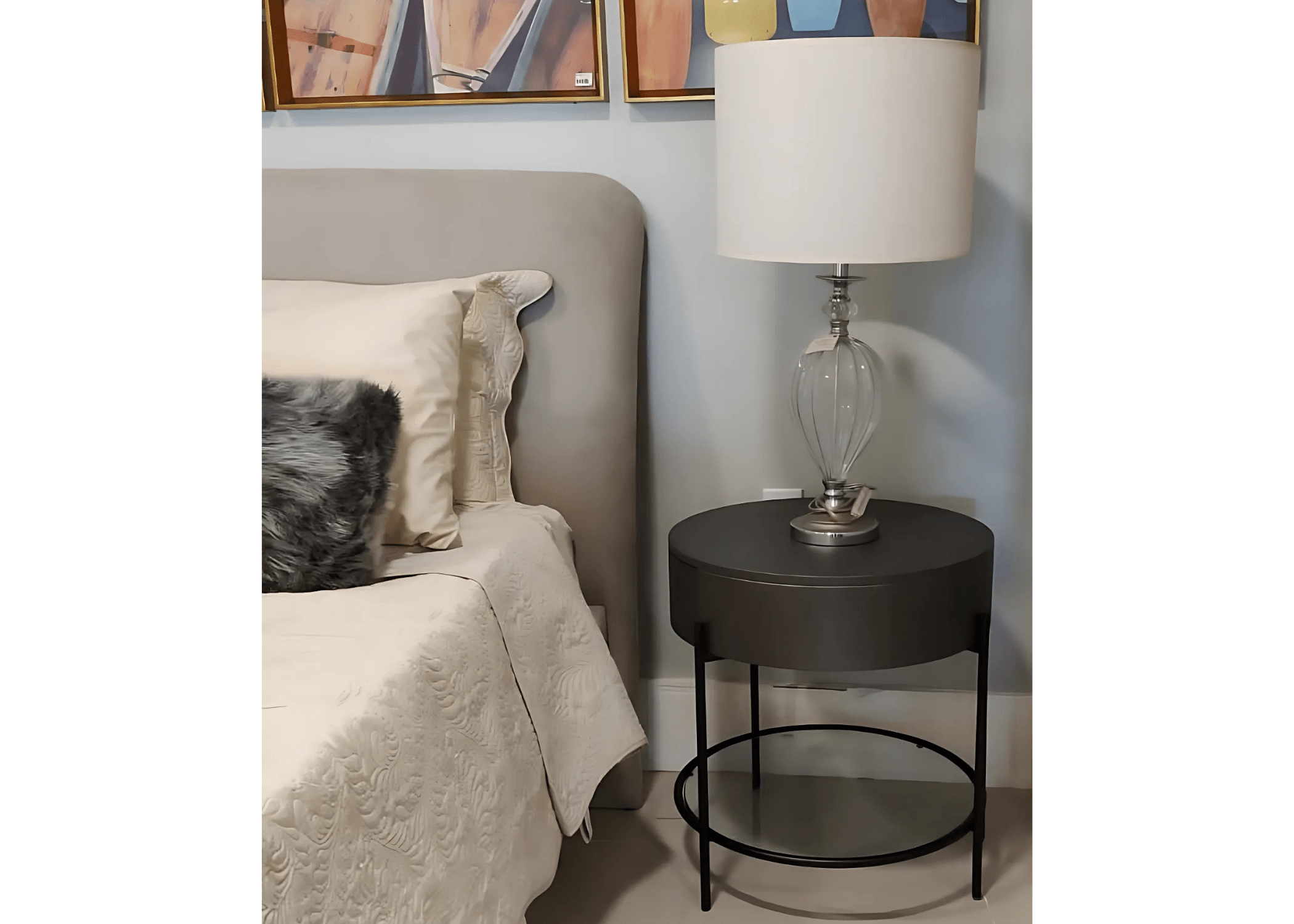Design contemporâneo e funcionalidade unidos para impressionar com a Mesa de Cabeceira Lali.