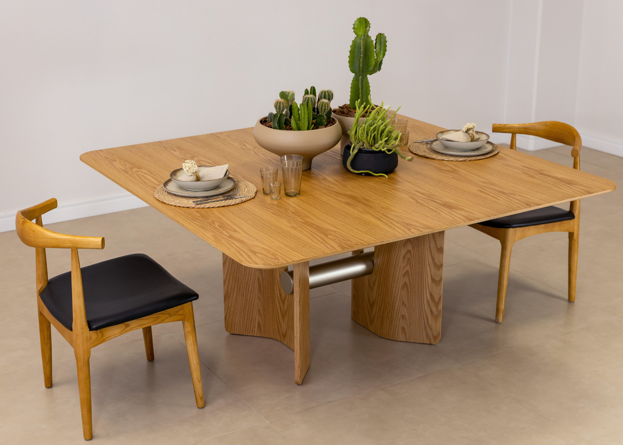Mesa Beatriz em destaque na sala de jantar.