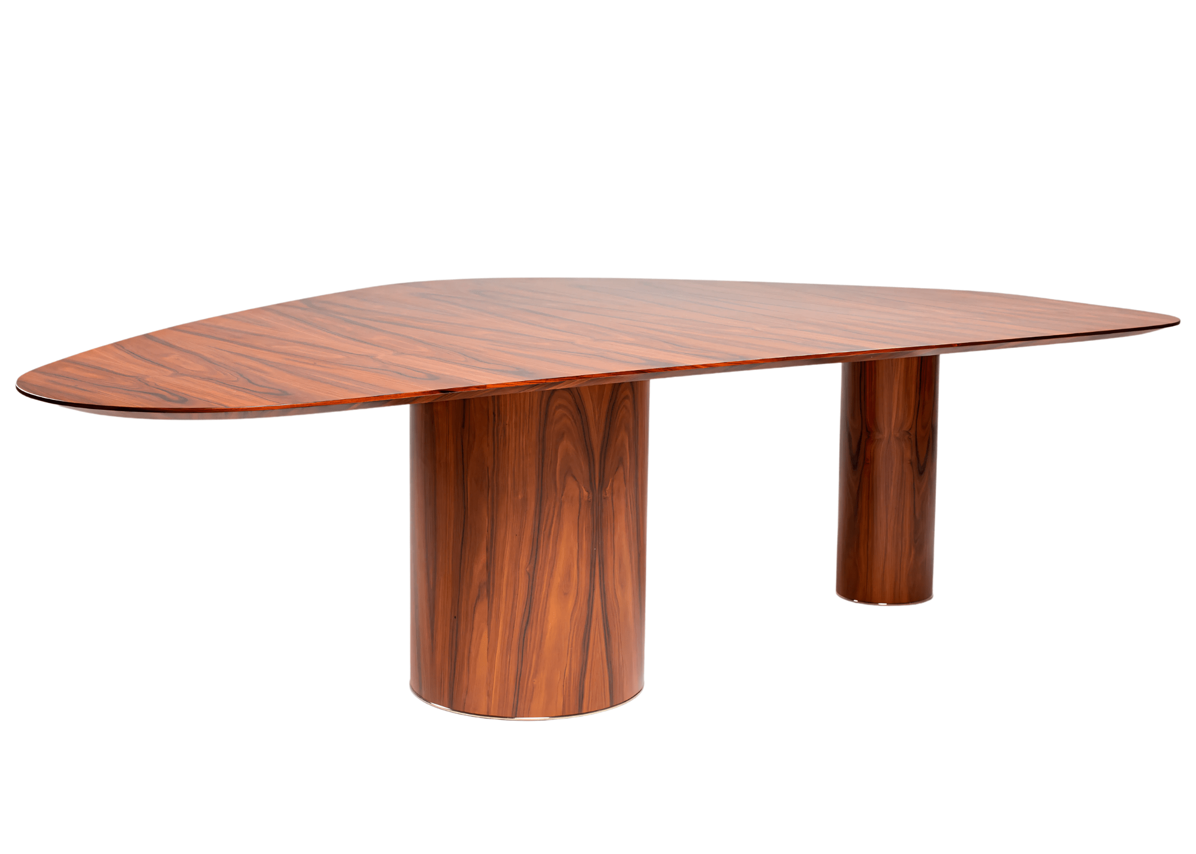Mesa de Jantar Delta com tampo assimétrico e acabamento em lâmina de madeira.