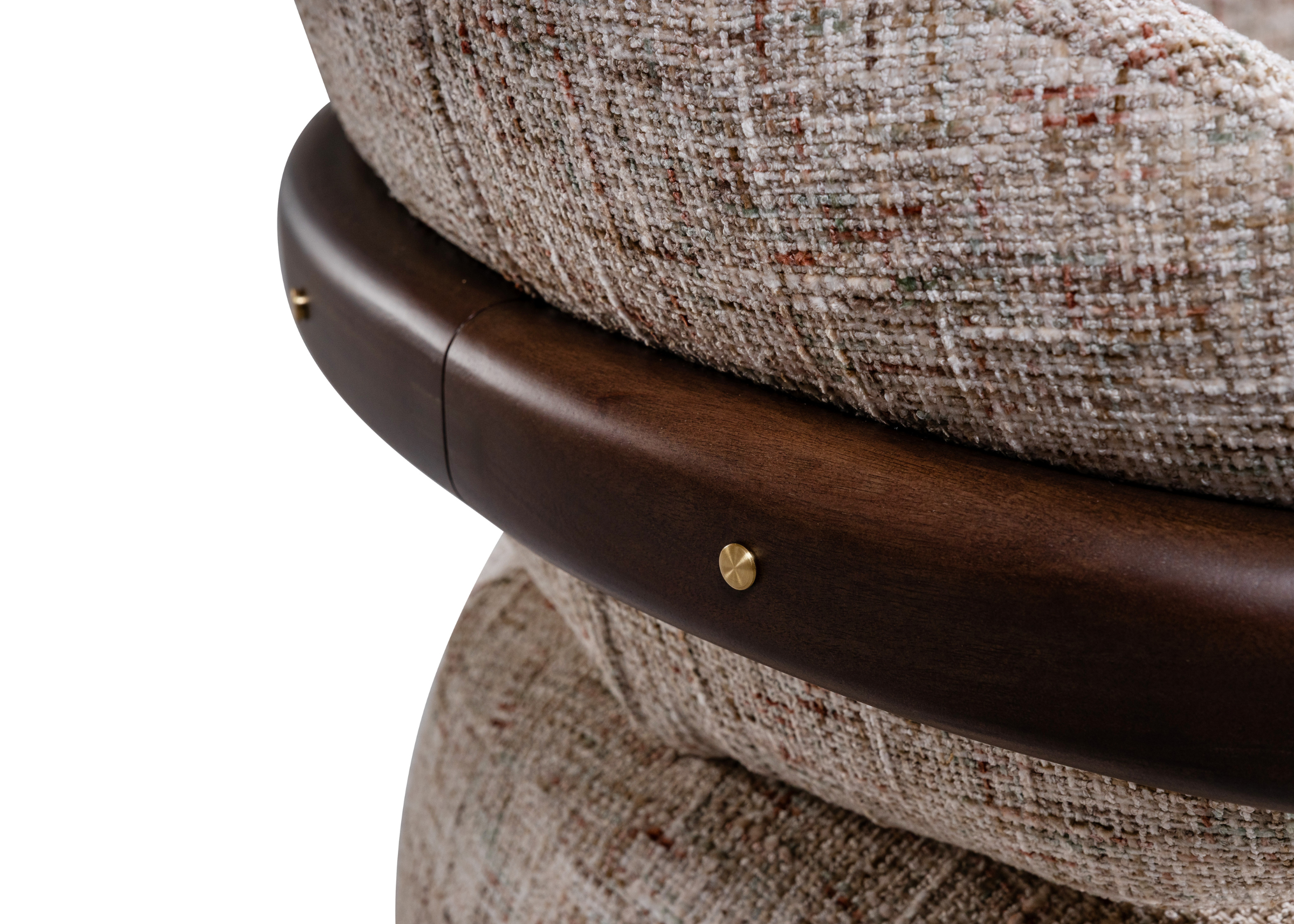 Poltrona Adria contemporânea com encosto curvo e braços acolchoados, ideal para living e espaços de leitura elegantes.