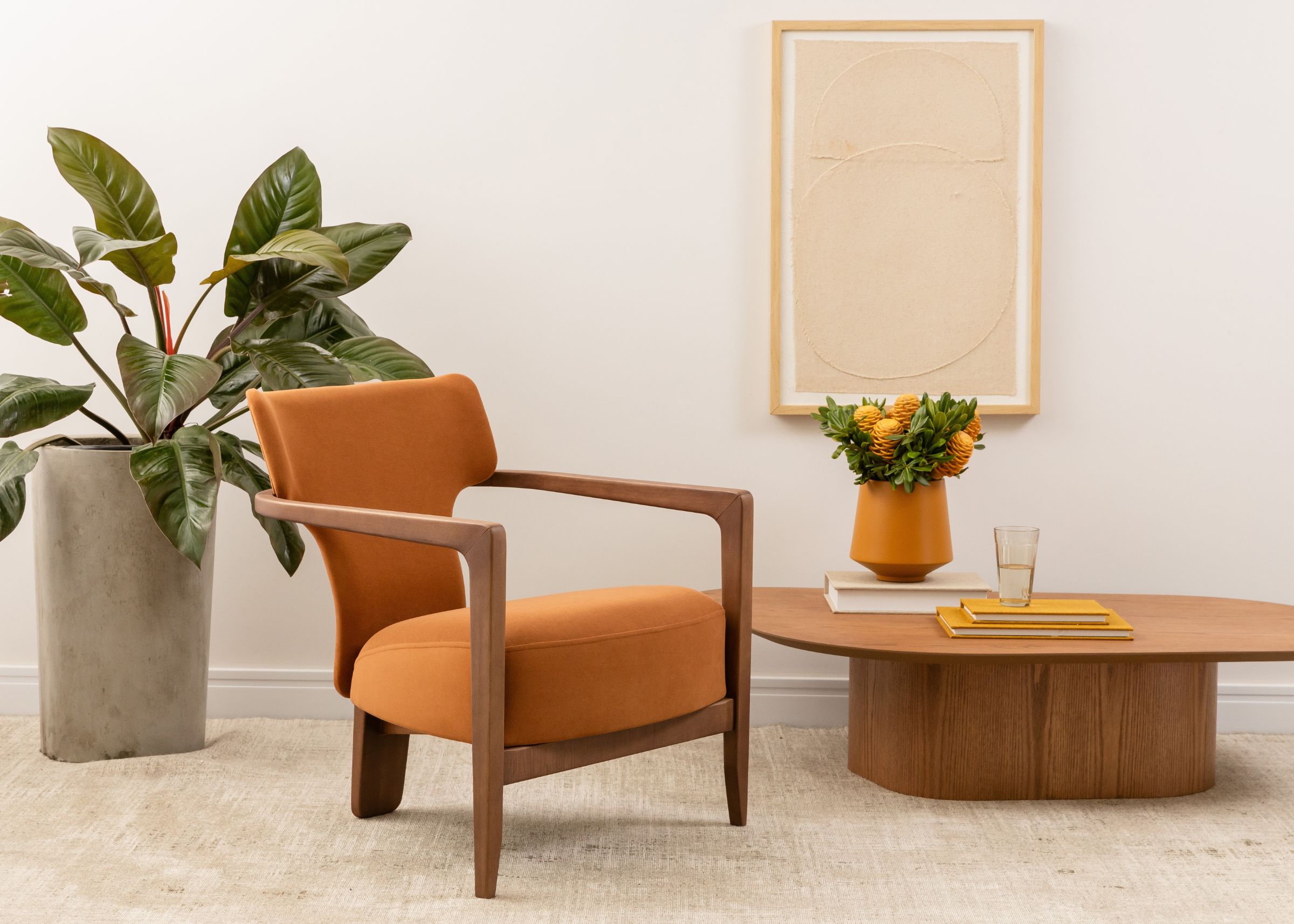 Poltrona Cylen com design atemporal, encosto ergonômico e estrutura resistente em madeira natural tingida.
