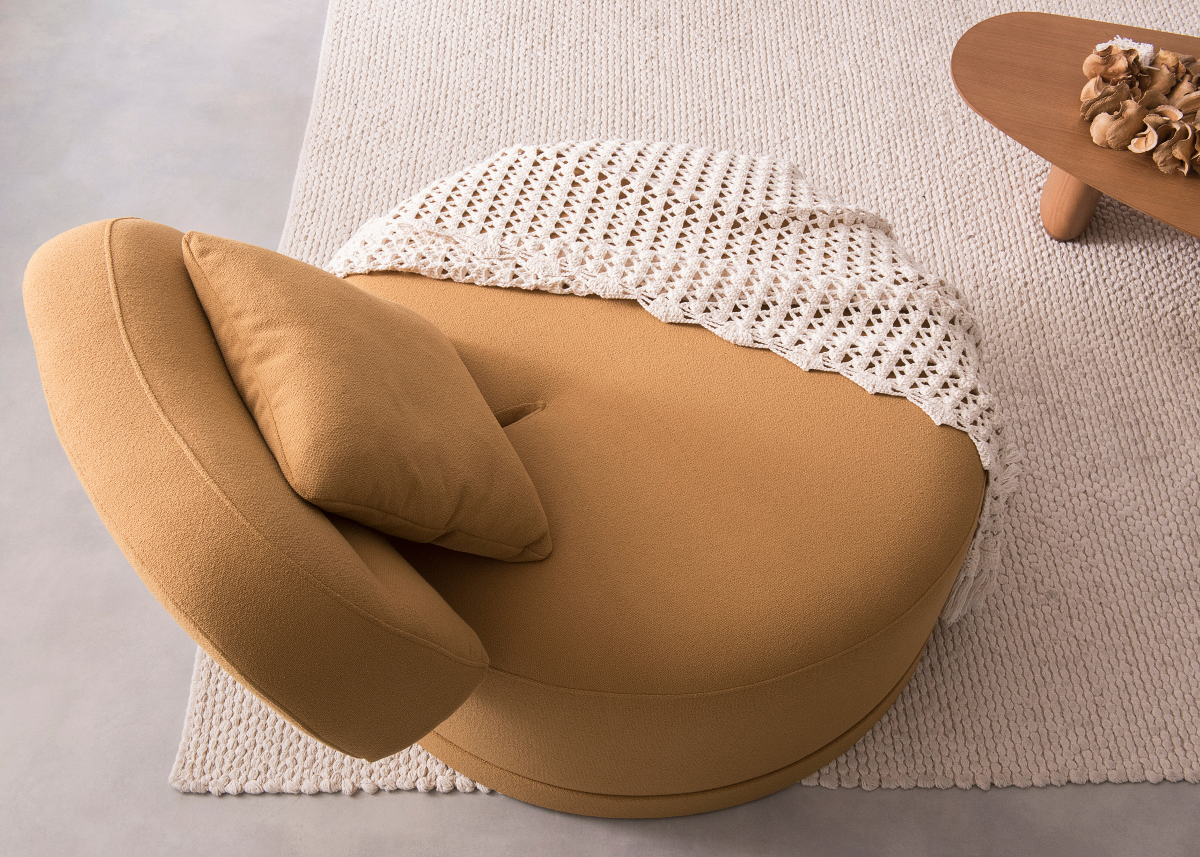 Poltrona Eleganza com assento amplo, estofamento aconchegante e estética elegante para ambientes residenciais e corporativos.