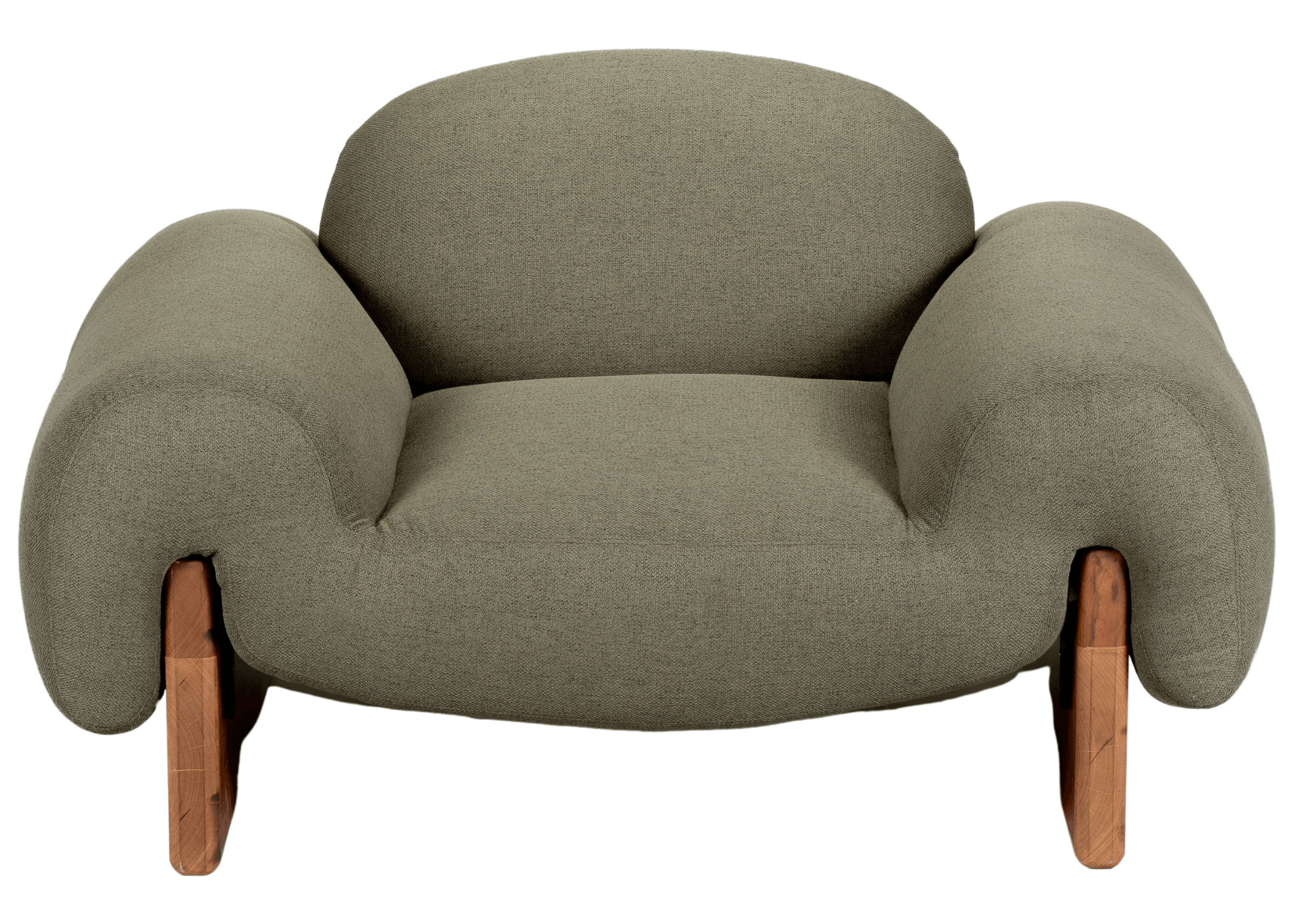 Poltrona Lana com estofado verde oliva e base em madeira maciça, design curvo e braços amplos para máximo conforto.